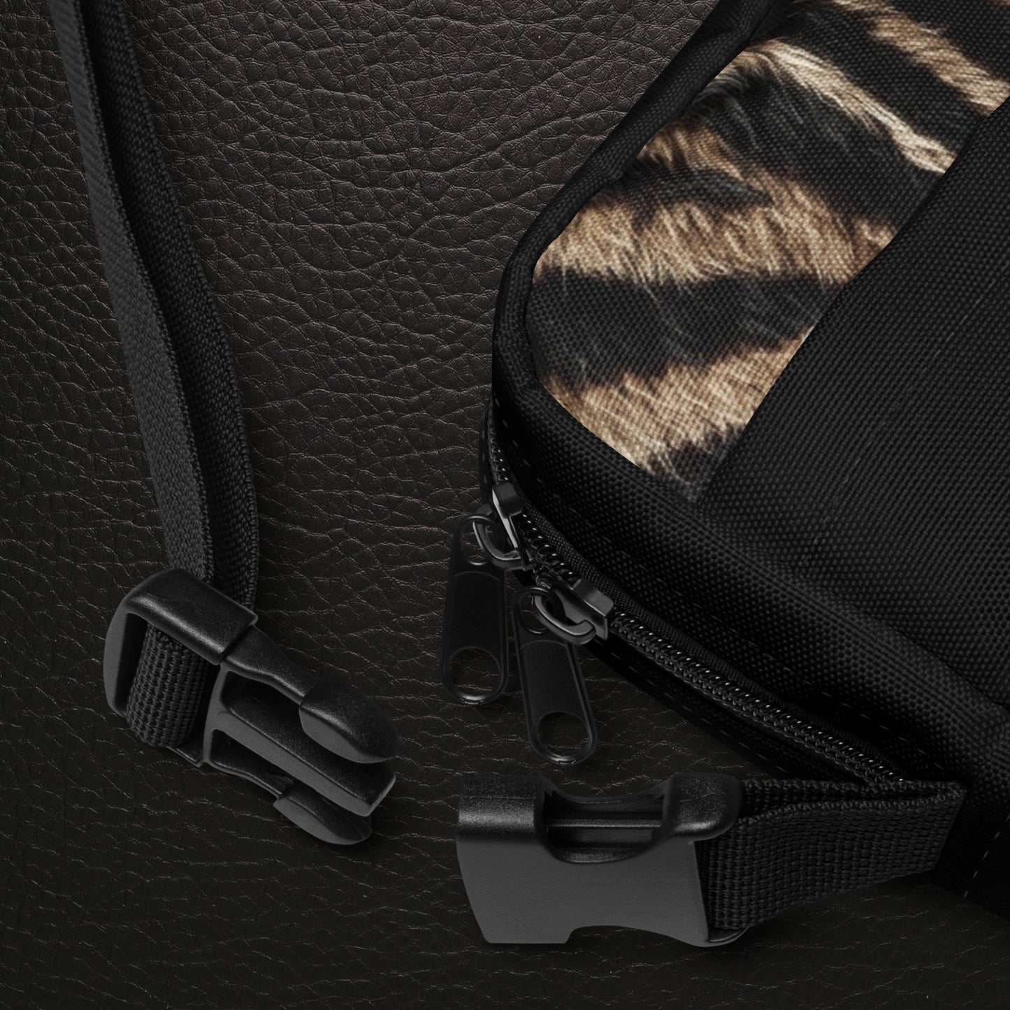 Detailaufnahme des Verschlusses der weichen Zebra Fell Crossbody Bag Umhängetasche