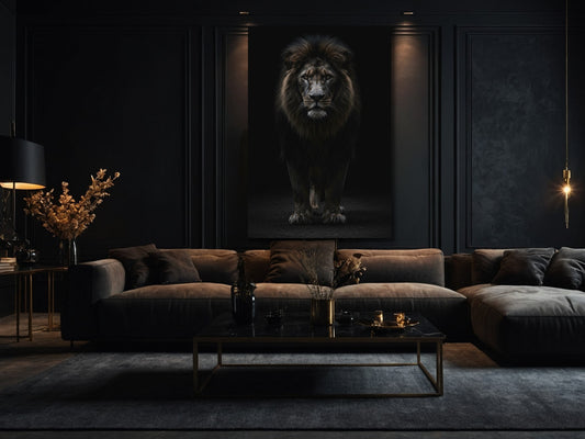 Schwarzer Löwe als Wandkunst im Wohnzimmer mit dunklem Interior und warmer Beleuchtung, ruhige und kraftvolle Raumwirkung im Format 70x100 cm