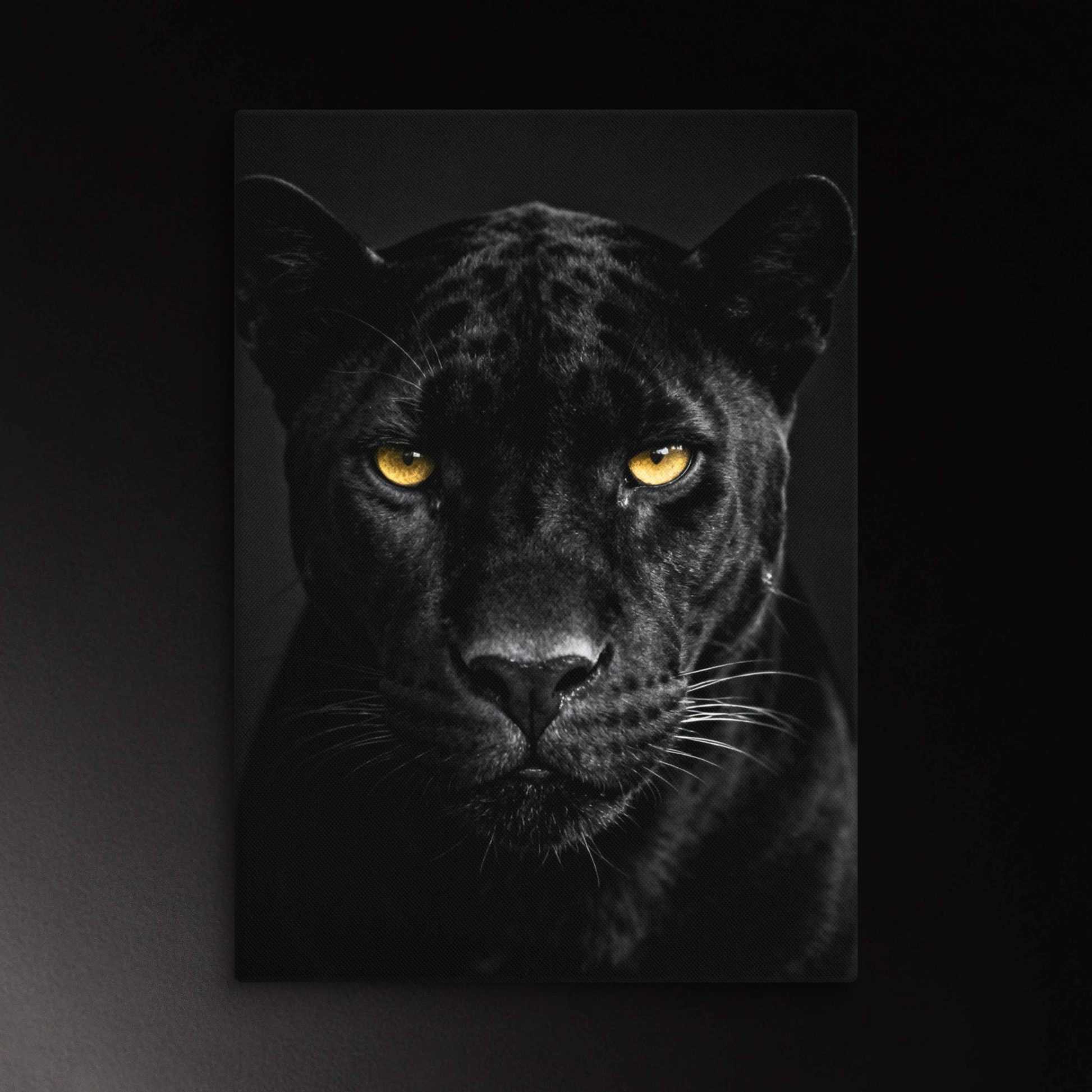 Schwarzer Panther frontal mit goldenen Augen auf dunklem Hintergrund als hochwertiges Leinwandmotiv