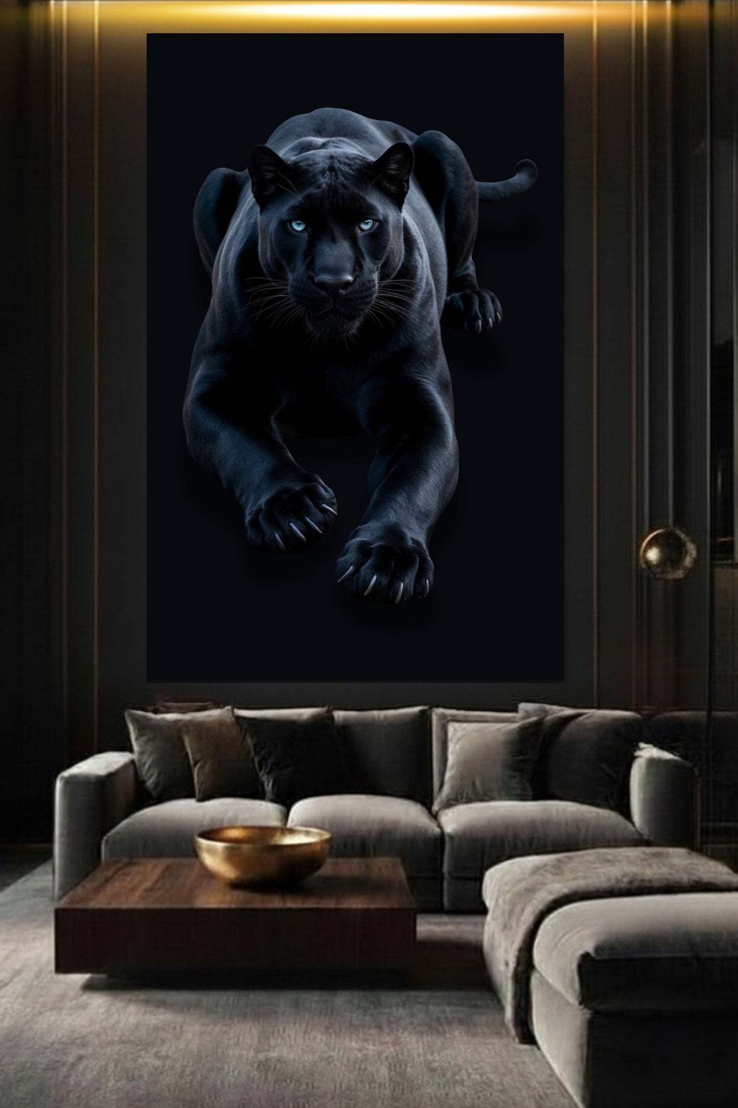 Schwarzer Panther in entspannter Haltung als Poster im Wohnzimmer über einem Sofa an dunkler Wand 