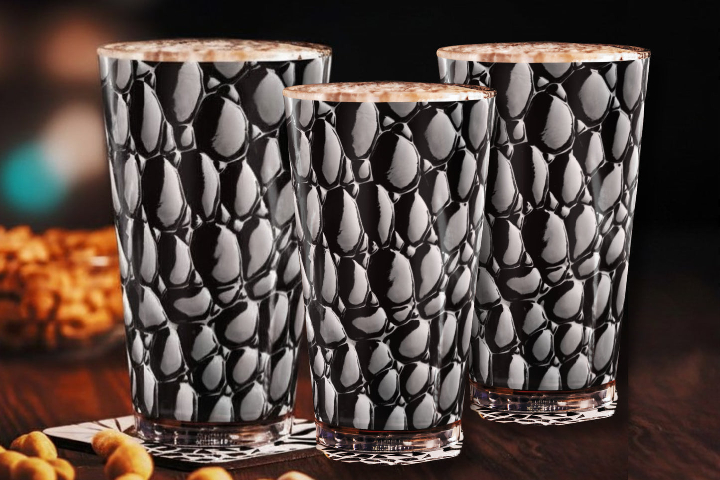Dreiteiliges Set schwarzer Strukturgläser mit glänzender monochromer Oberflächenästhetik