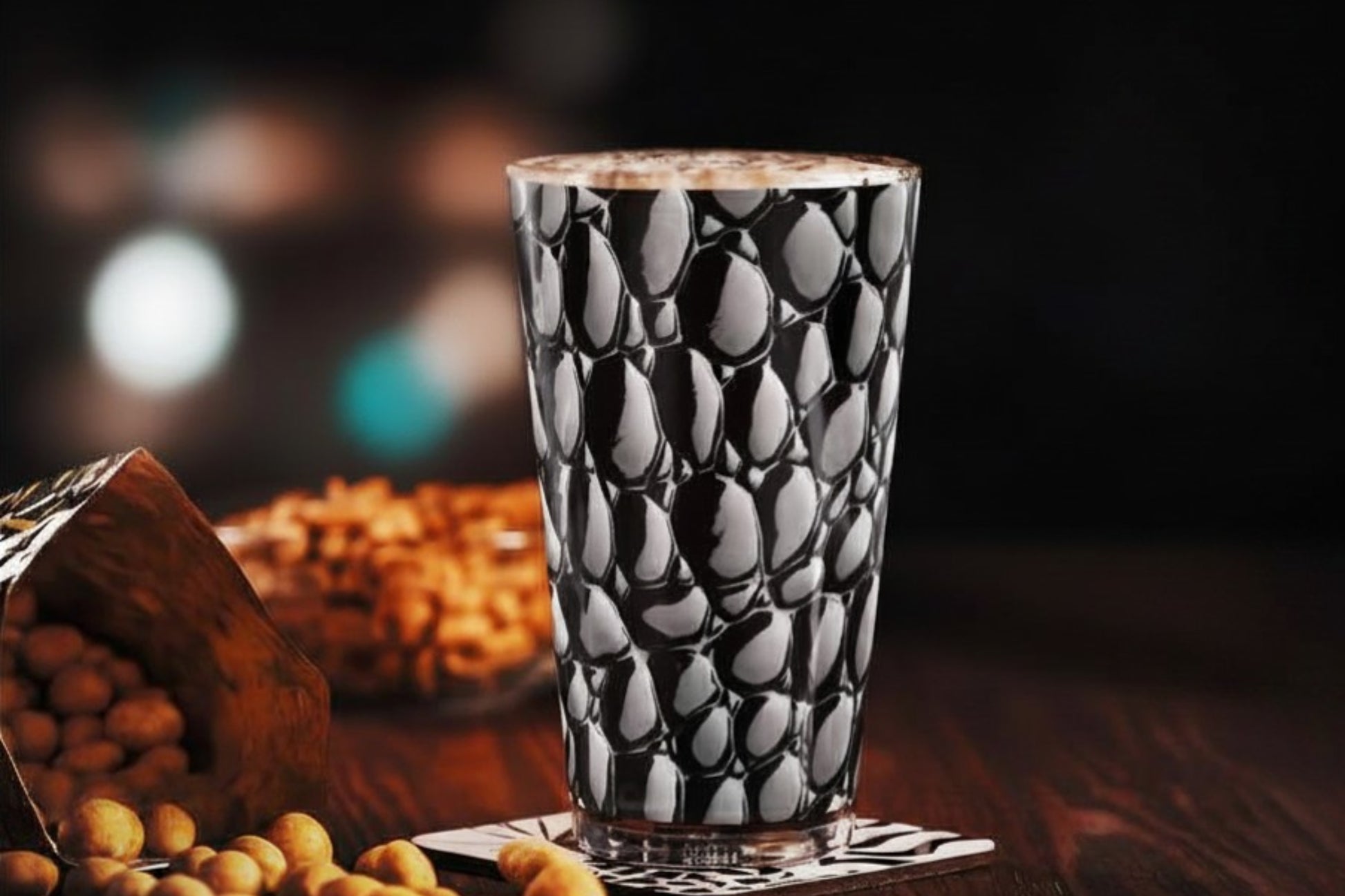 Luxuriöses schwarzes Strukturglas mit atmosphärischer Bar- und Loungewirkung