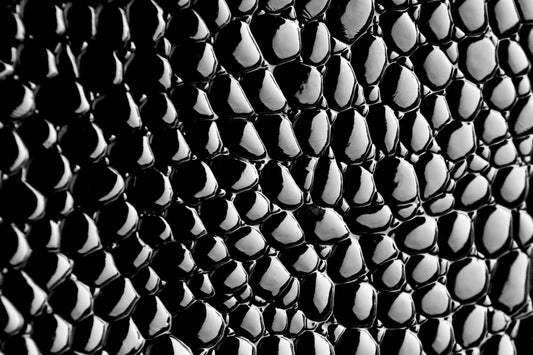 Detailaufnahme der glänzenden schwarz-weißen Strukturoberfläche des luxuriösen Glases