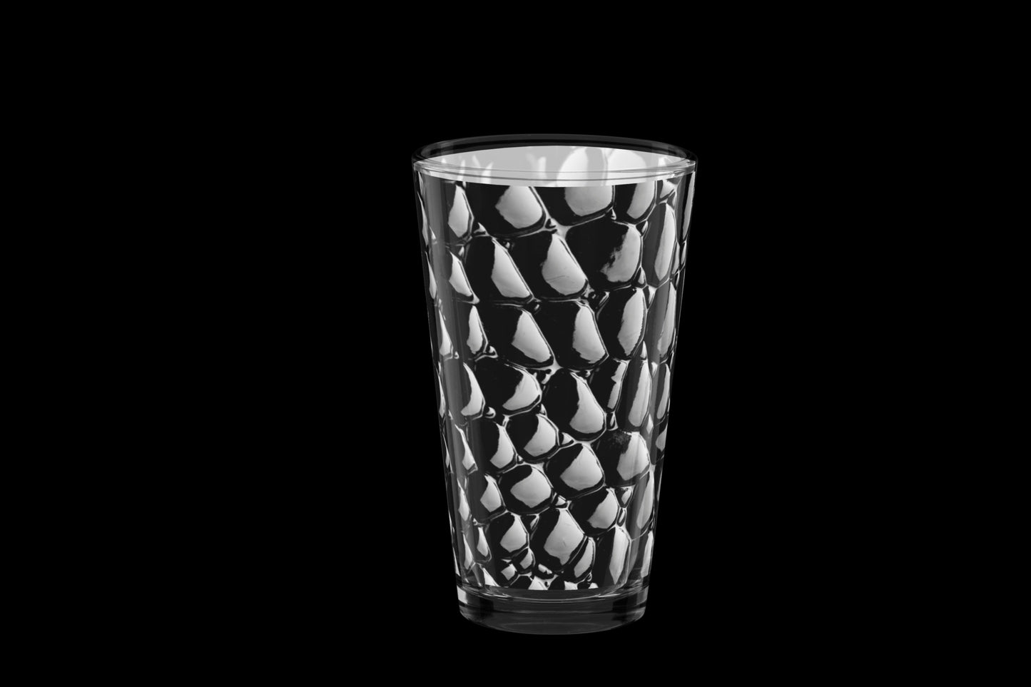 Schwarzes Strukturglas mit glänzender monochromer Reptilienoptik auf dunklem Hintergrund
