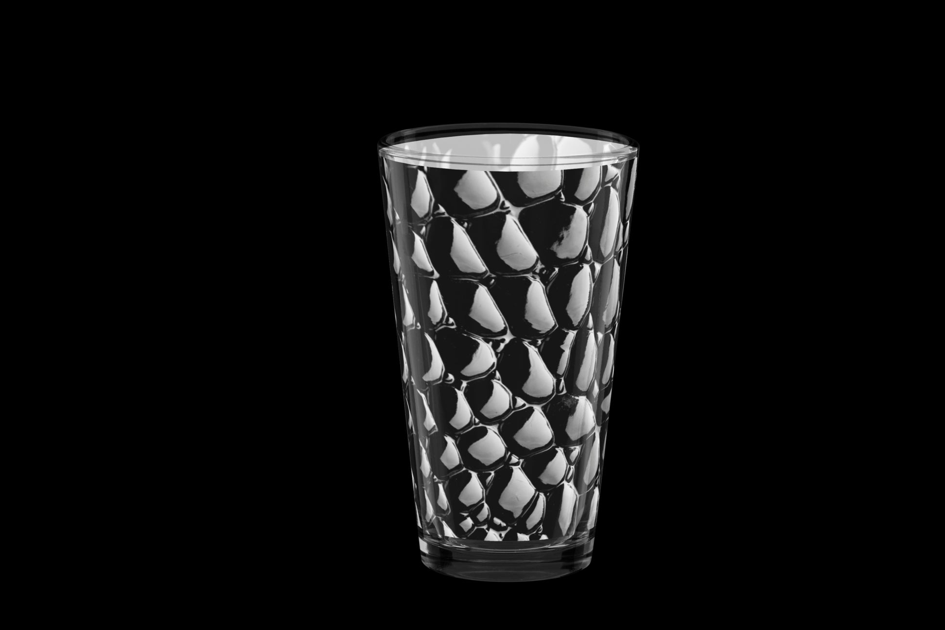 Schwarzes Strukturglas mit glänzender monochromer Reptilienoptik auf dunklem Hintergrund