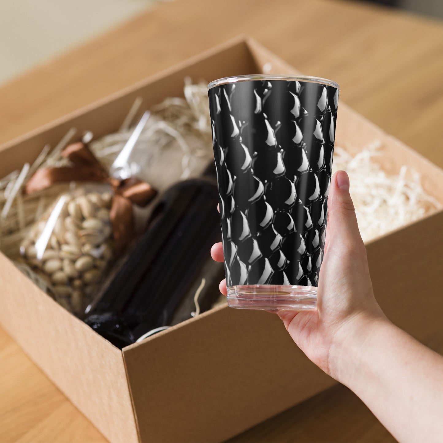 Schwarzes Strukturglas in stilvoller Verpackung mit moderner Luxusästhetik