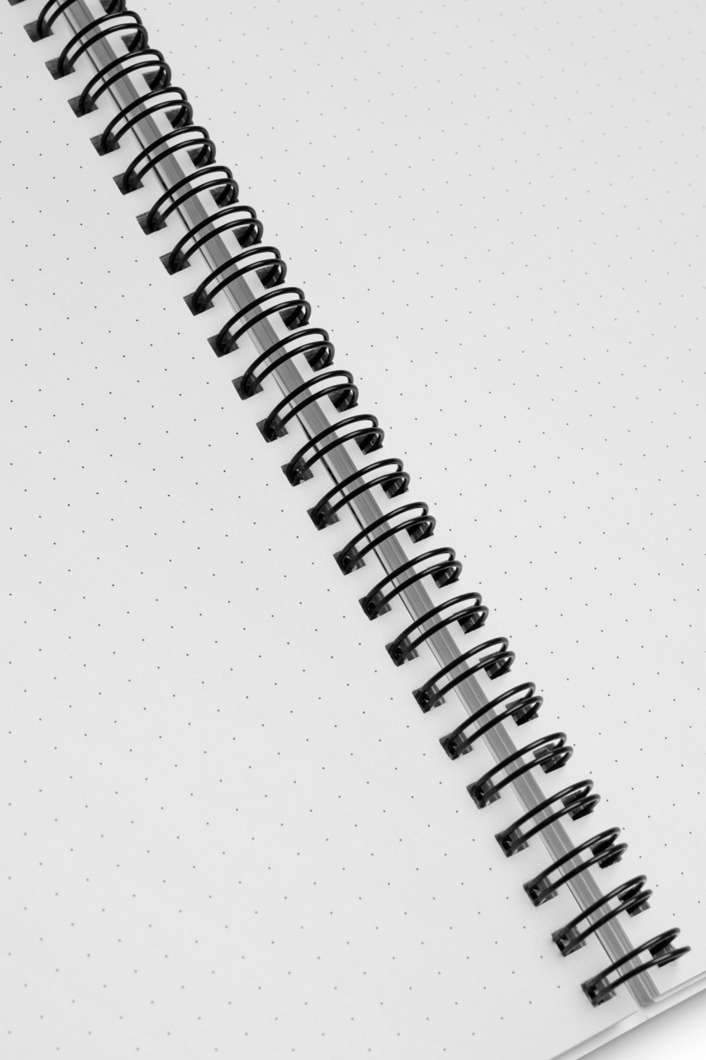 Spiralnotizbuch mit Detailansicht der gepunkteten Innenseiten und der hochwertigen Spiralbindung für komfortables Schreiben.