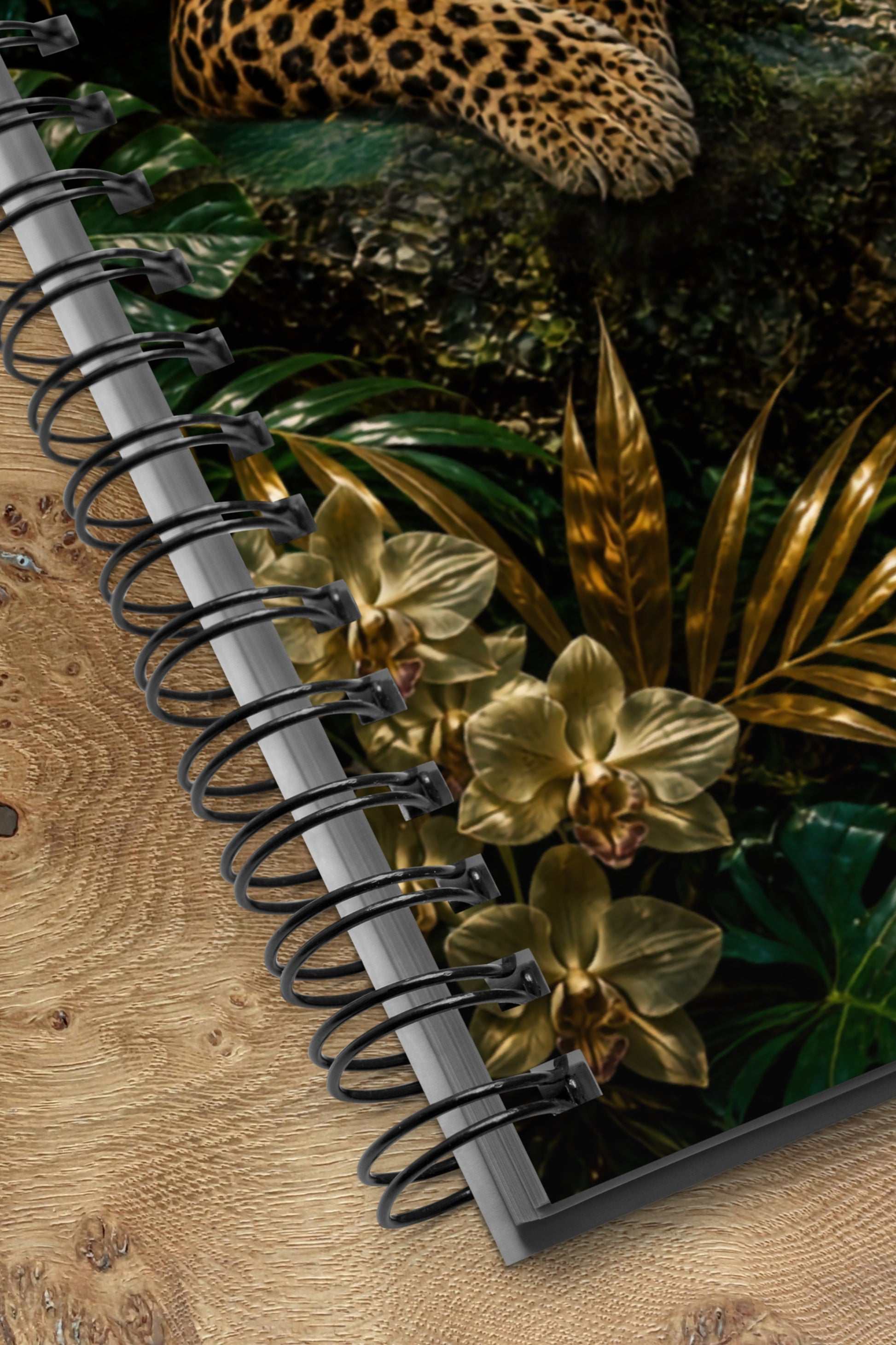 Spiralnotizbuch mit Detailaufnahme der hochwertigen Spiralbindung sowie des Leopardmotivs mit tropischer Vegetation und goldenen Blüten.