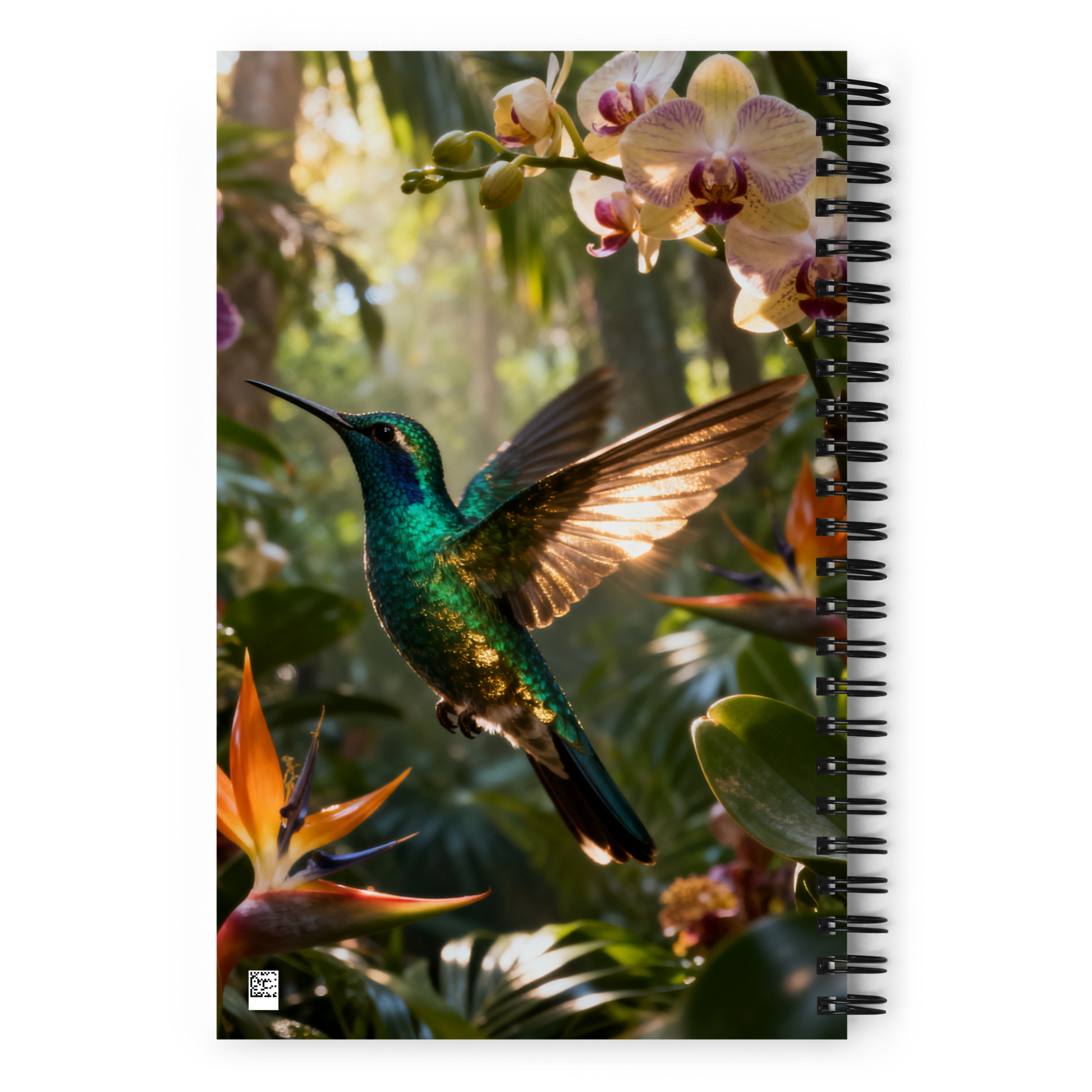 Spiralnotizbuch mit schillerndem Kolibri vor tropischer Regenwaldkulisse als transparente Rückseitenansicht mit harmonisch gespiegeltem fortgeführtem Motiv
