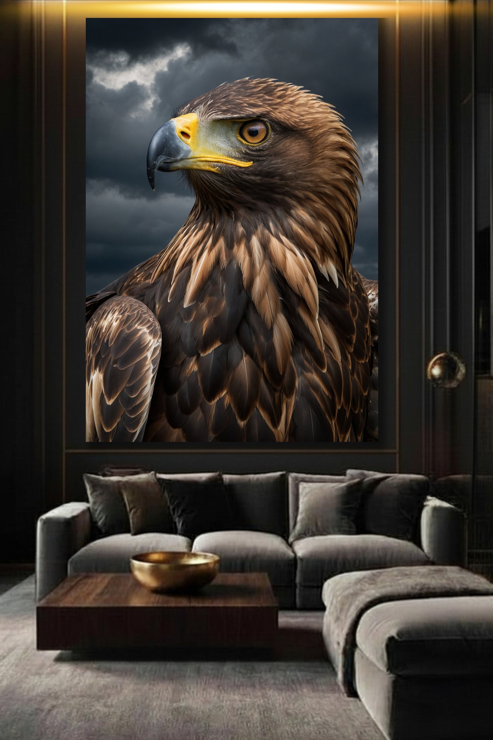 Steinadler Poster in elegantem Wohnzimmer über einem Sofa an dunkler Wand mit kraftvoller Ausstrahlung