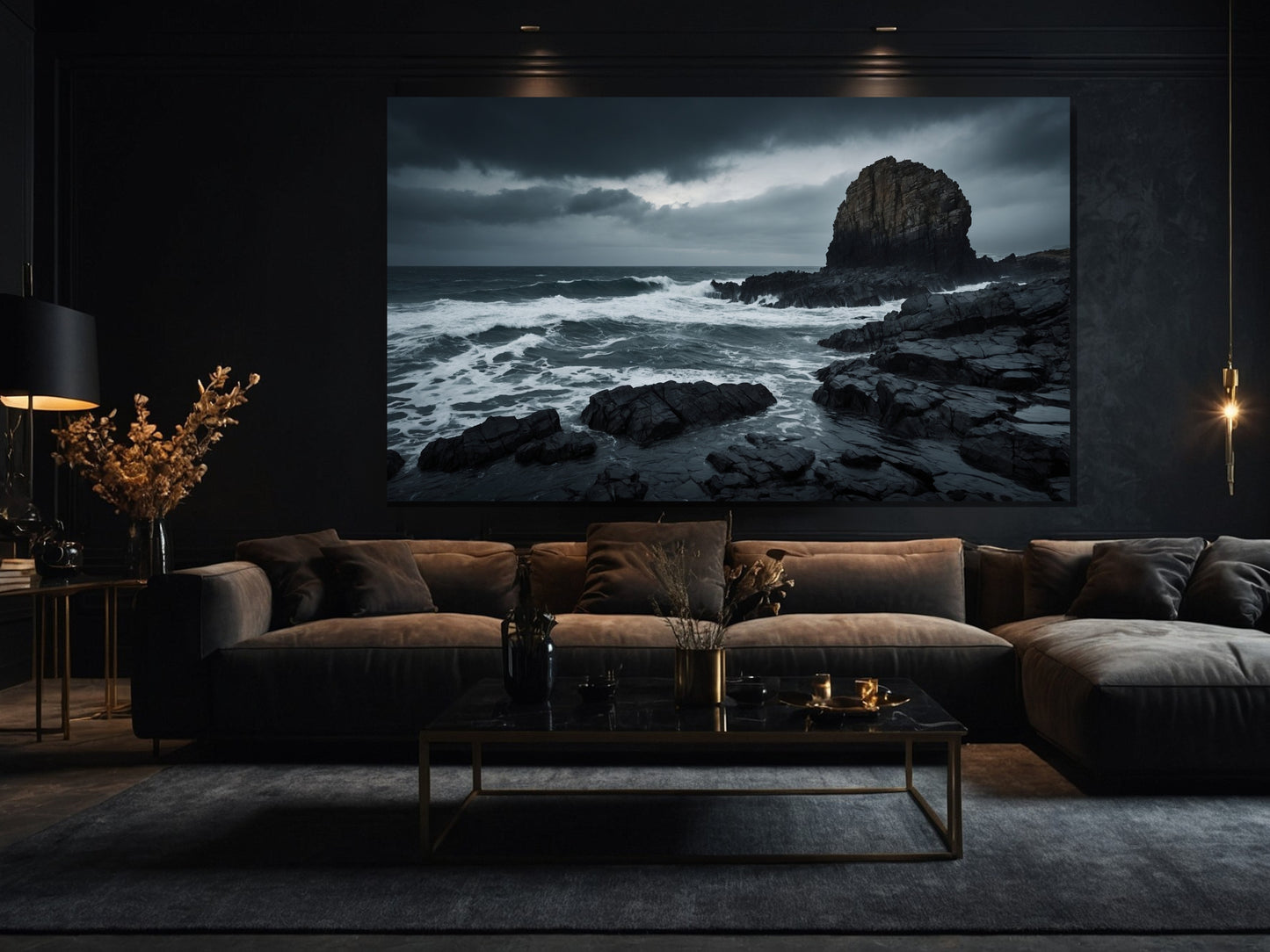 Poster mit Sturmküste und schwarzen Felsen über Sofa im Wohnzimmer – großformatige Landschaftskunst für stilvolle Räume