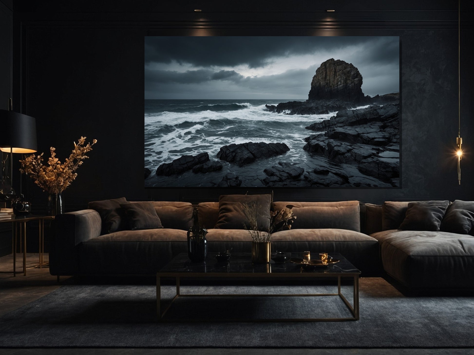 Poster mit Sturmküste und schwarzen Felsen über Sofa im Wohnzimmer – großformatige Landschaftskunst für stilvolle Räume