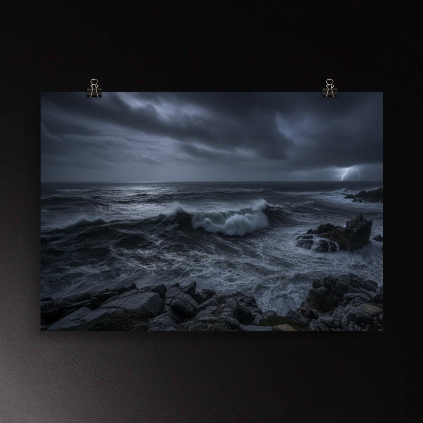 Sturmmeer bei Nacht Poster mit brechenden Wellen, Felsen und Gewitterhimmel