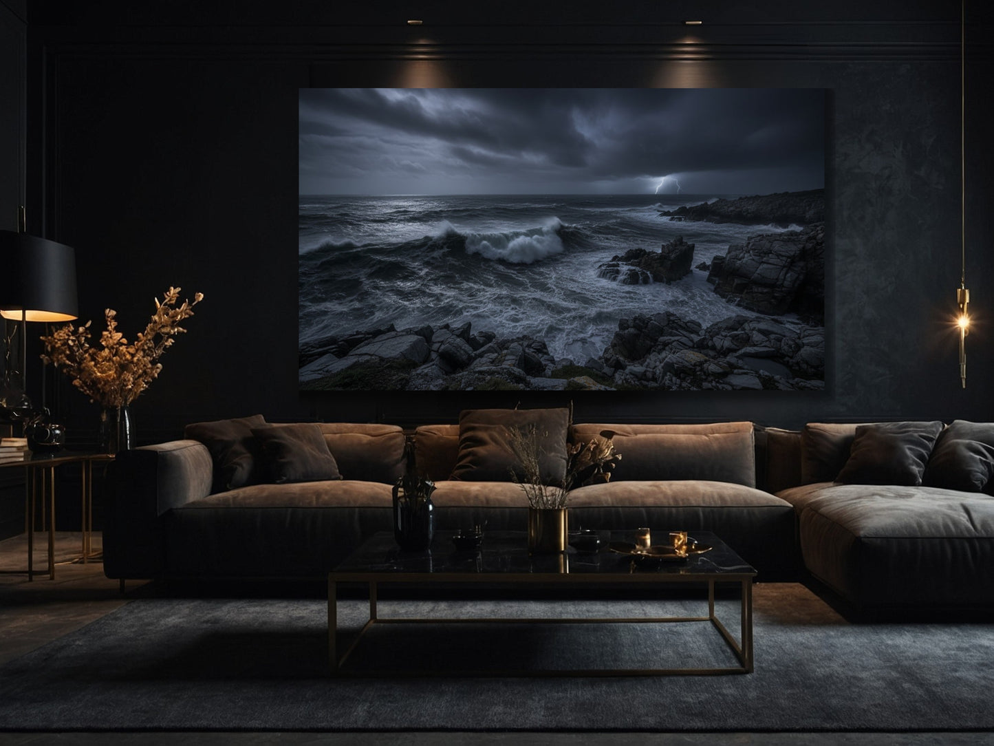 Sturmmeer Poster über einem Sofa in elegantem Wohnzimmer mit dunkler, stilvoller Einrichtung