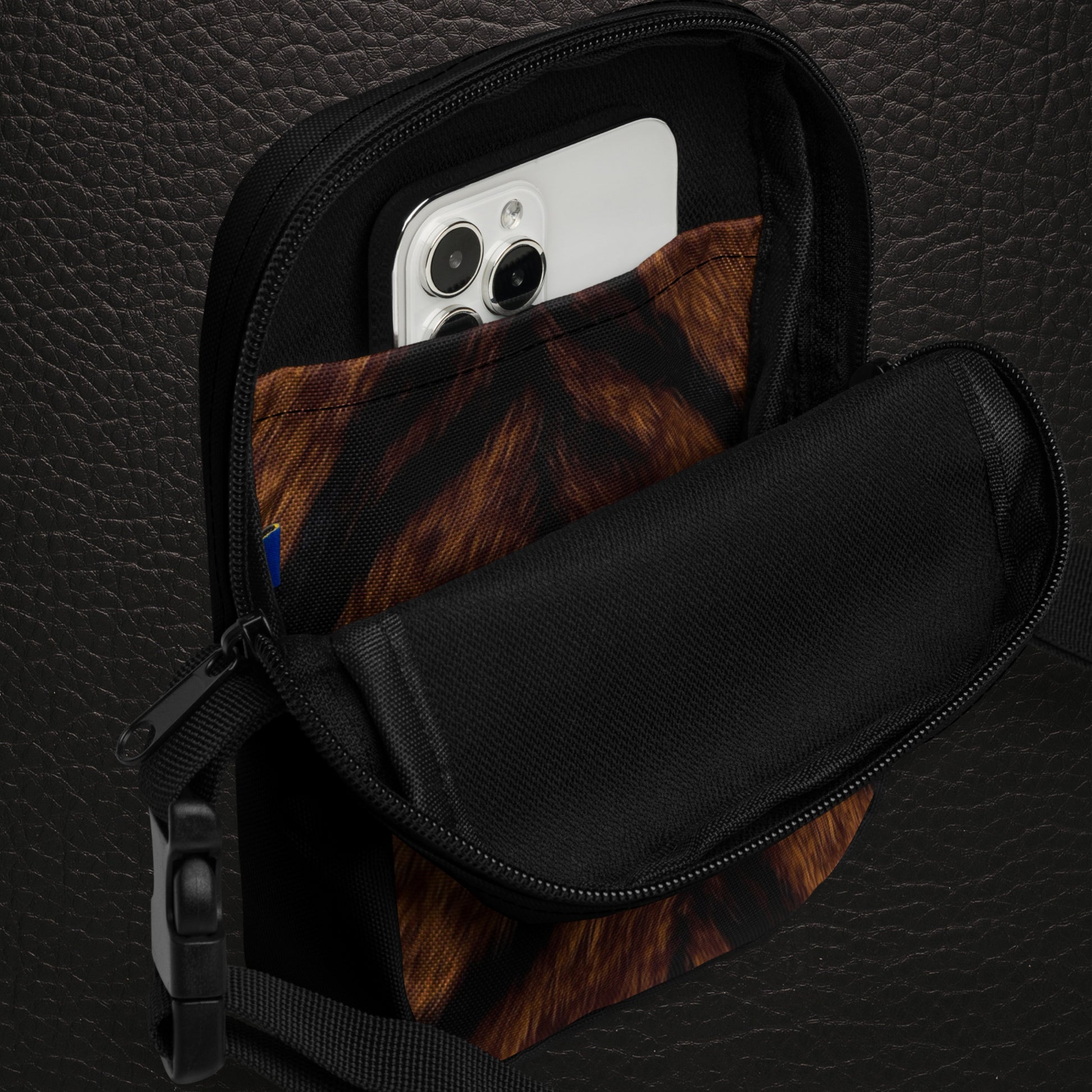 Tigerfell Crossbody Bag mit geöffnetem Tigerfell bedrucktem Innenfach, funktionalen Fächern und dunklem Reißverschluss