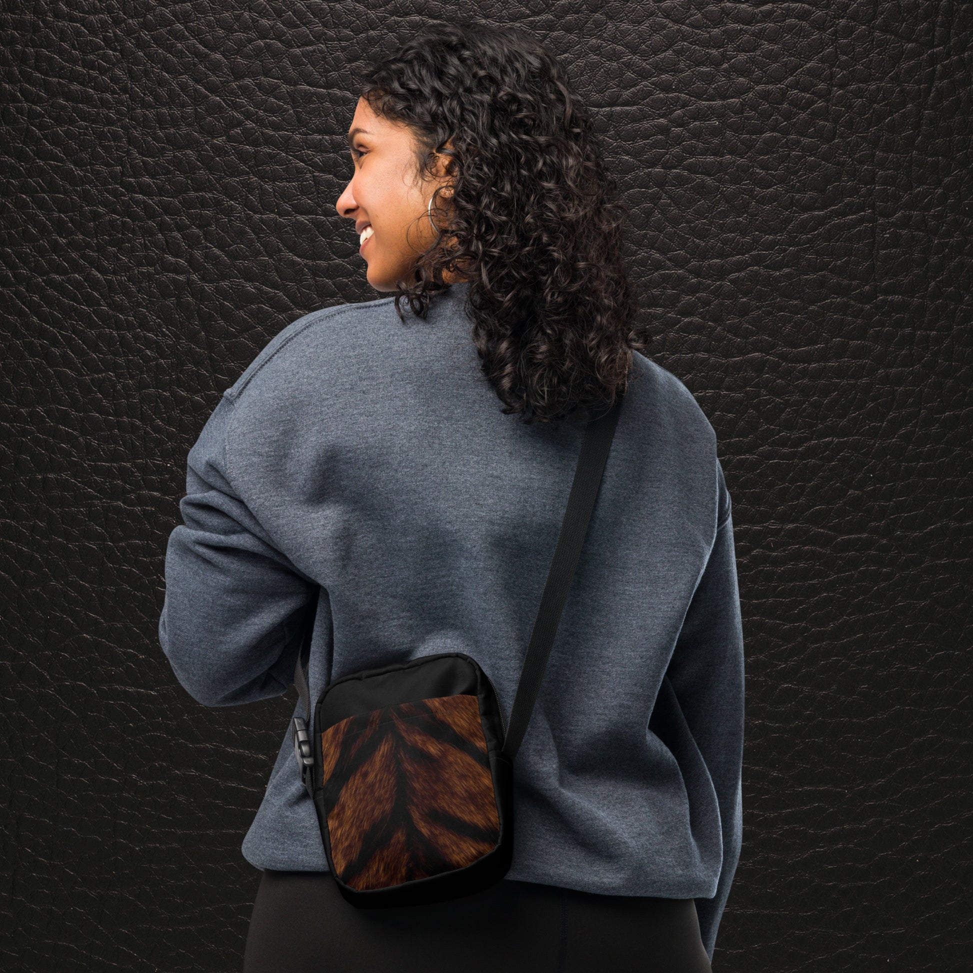 Tigerfell Crossbody Bag von hinten von einer Frau über der Schulter getragen mit kompakter Form und kontrastreicher Fellstruktur