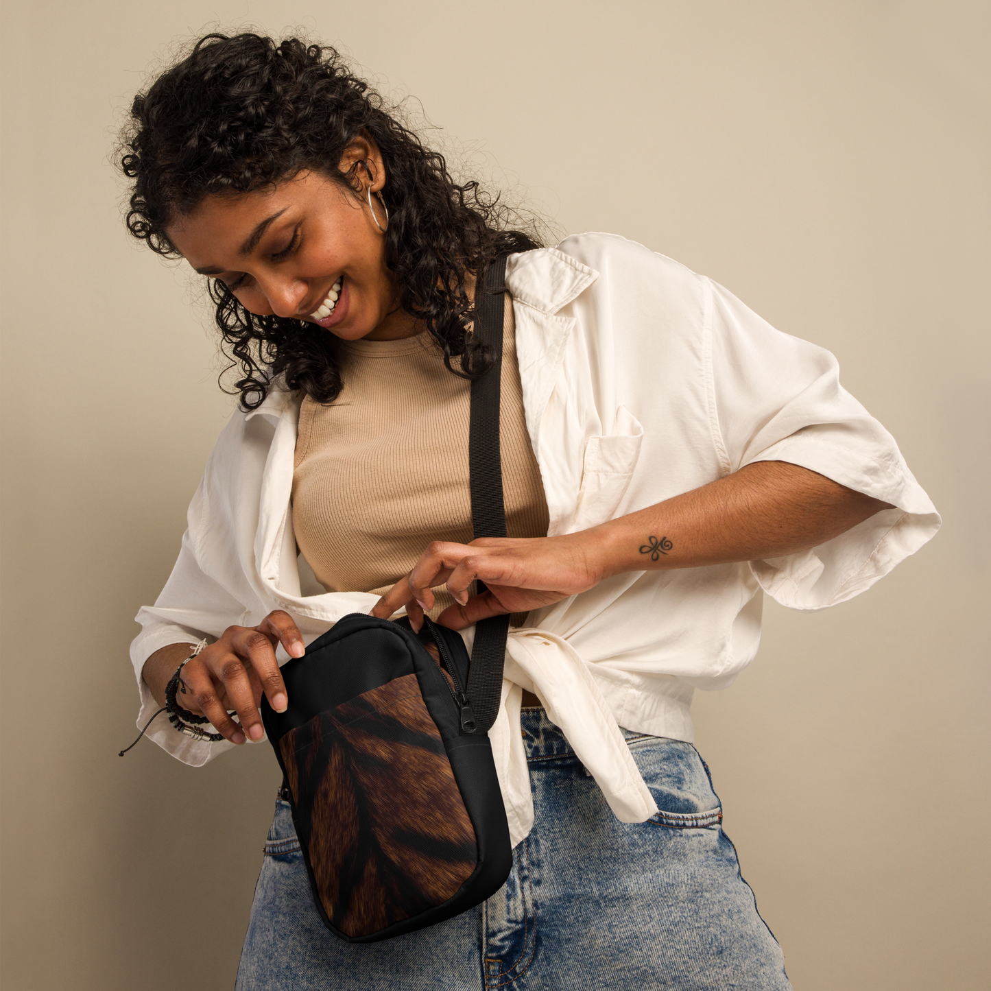 Tigerfell Crossbody Bag als stilvolle Umhängetasche mit warmer Fellzeichnung und moderner Ausstrahlung