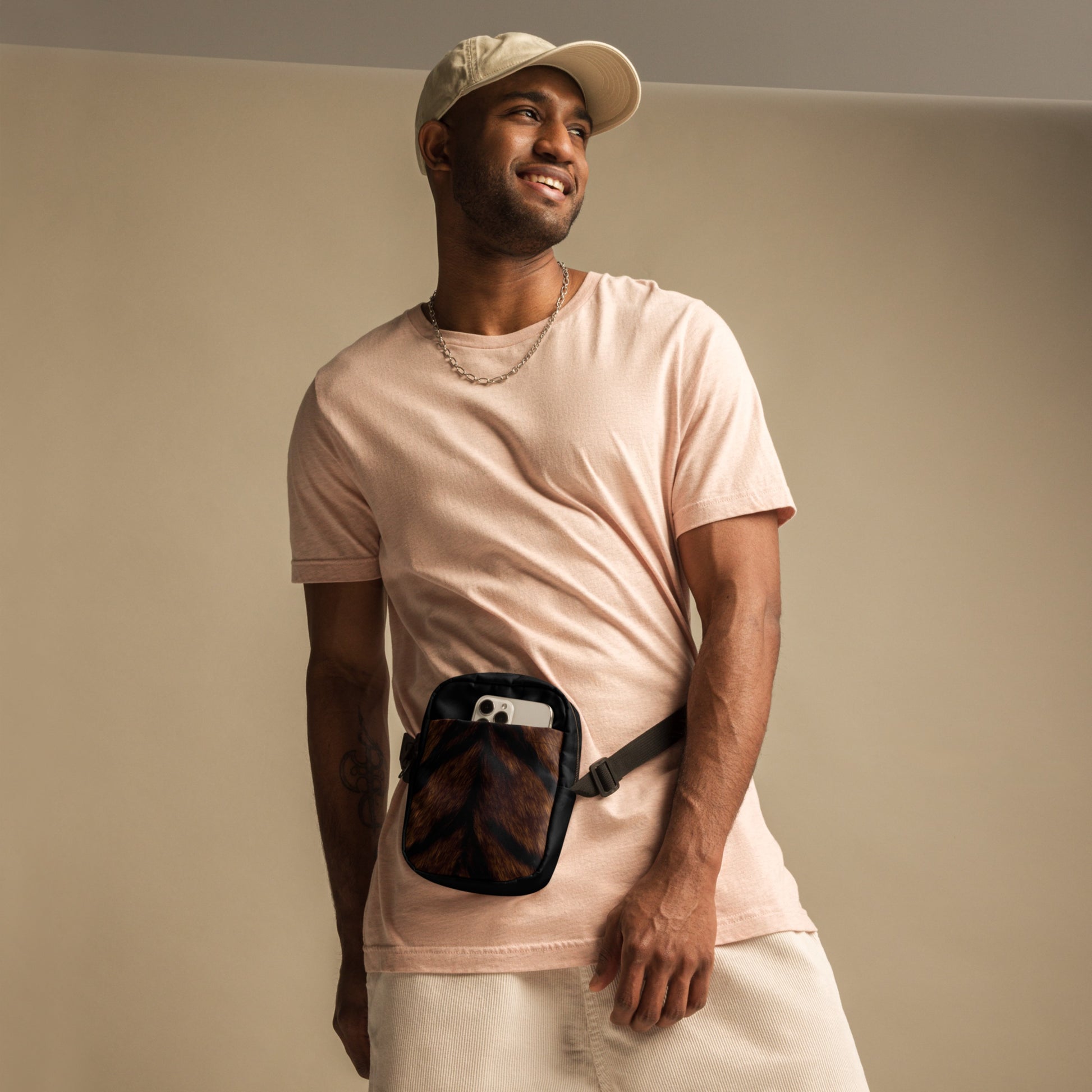 Tigerfell Crossbody Bag getragen als Bauchtasche von einem Mann als modernes Fashion Accessoire mit warmer Strukturwirkung