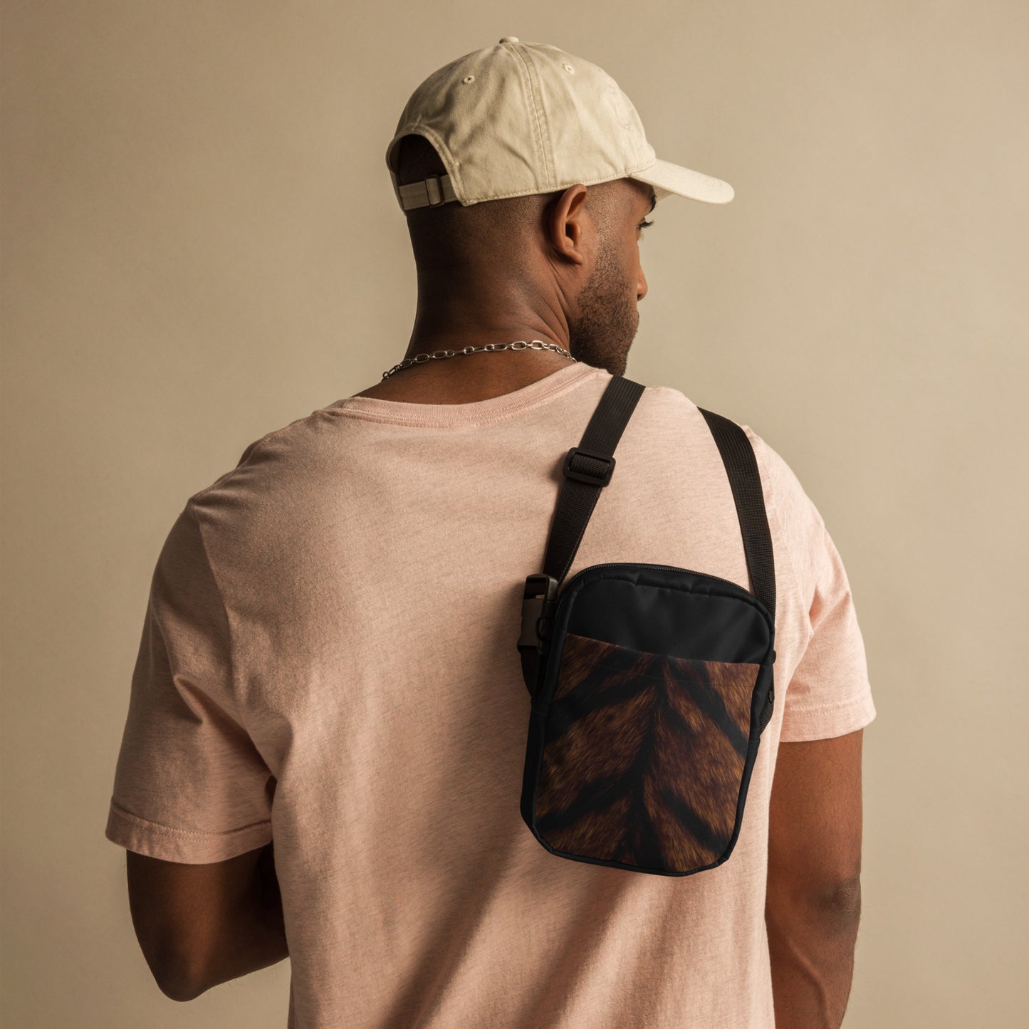 Tigerfell Crossbody Bag getragen über der Schulter mit kompakter Form und kontrastreicher Fellstruktur