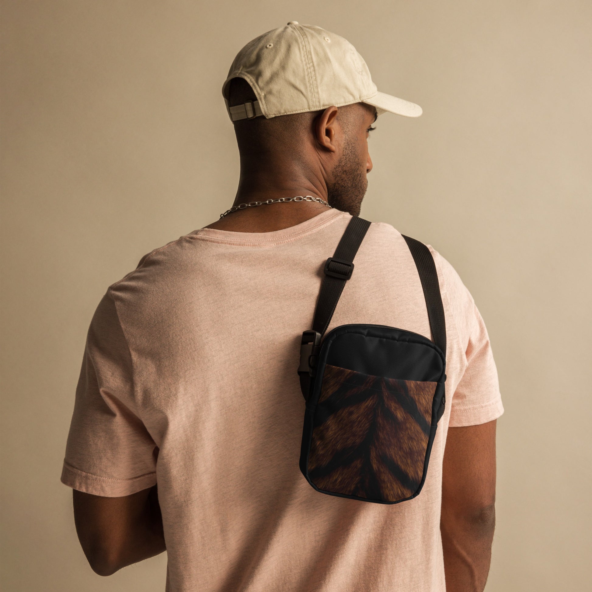 Tigerfell Crossbody Bag getragen über der Schulter mit kompakter Form und kontrastreicher Fellstruktur