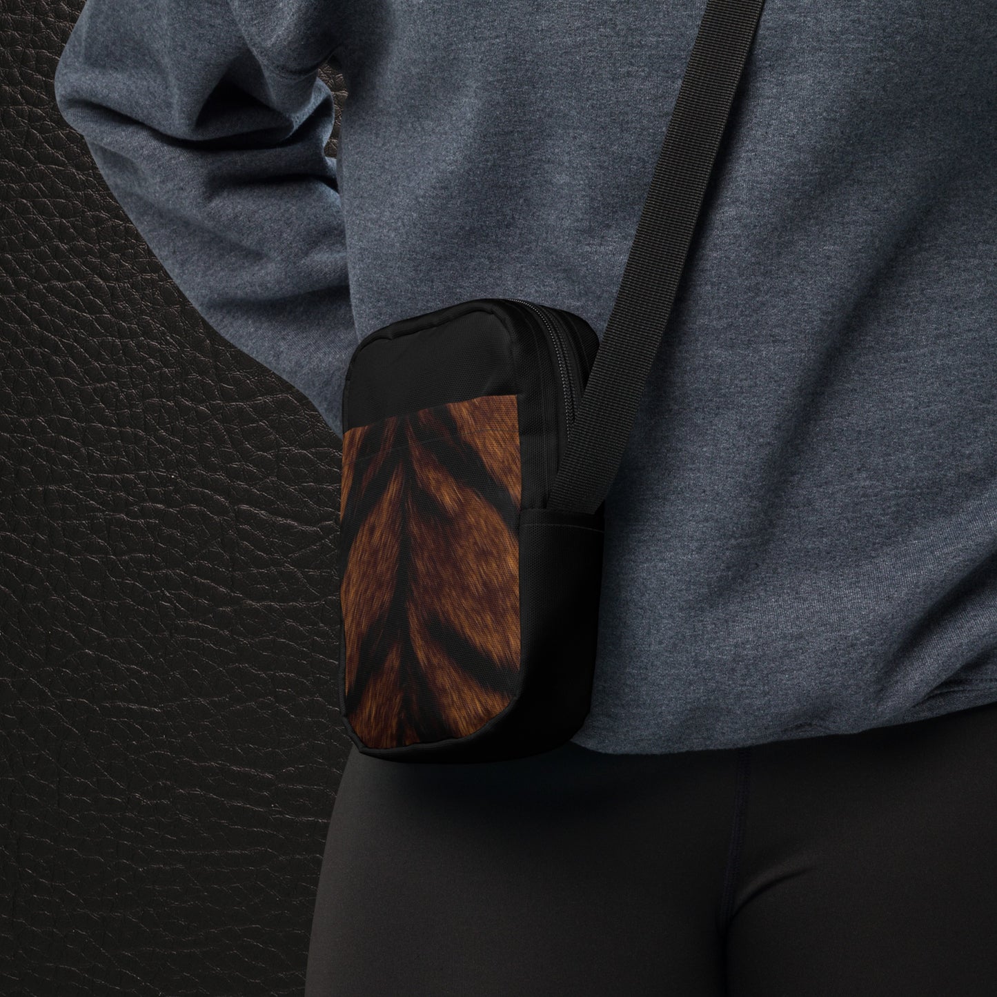 Tigerfell Crossbody Bag seitlich getragen mit kompakter Form und kontrastreicher Fellstruktur
