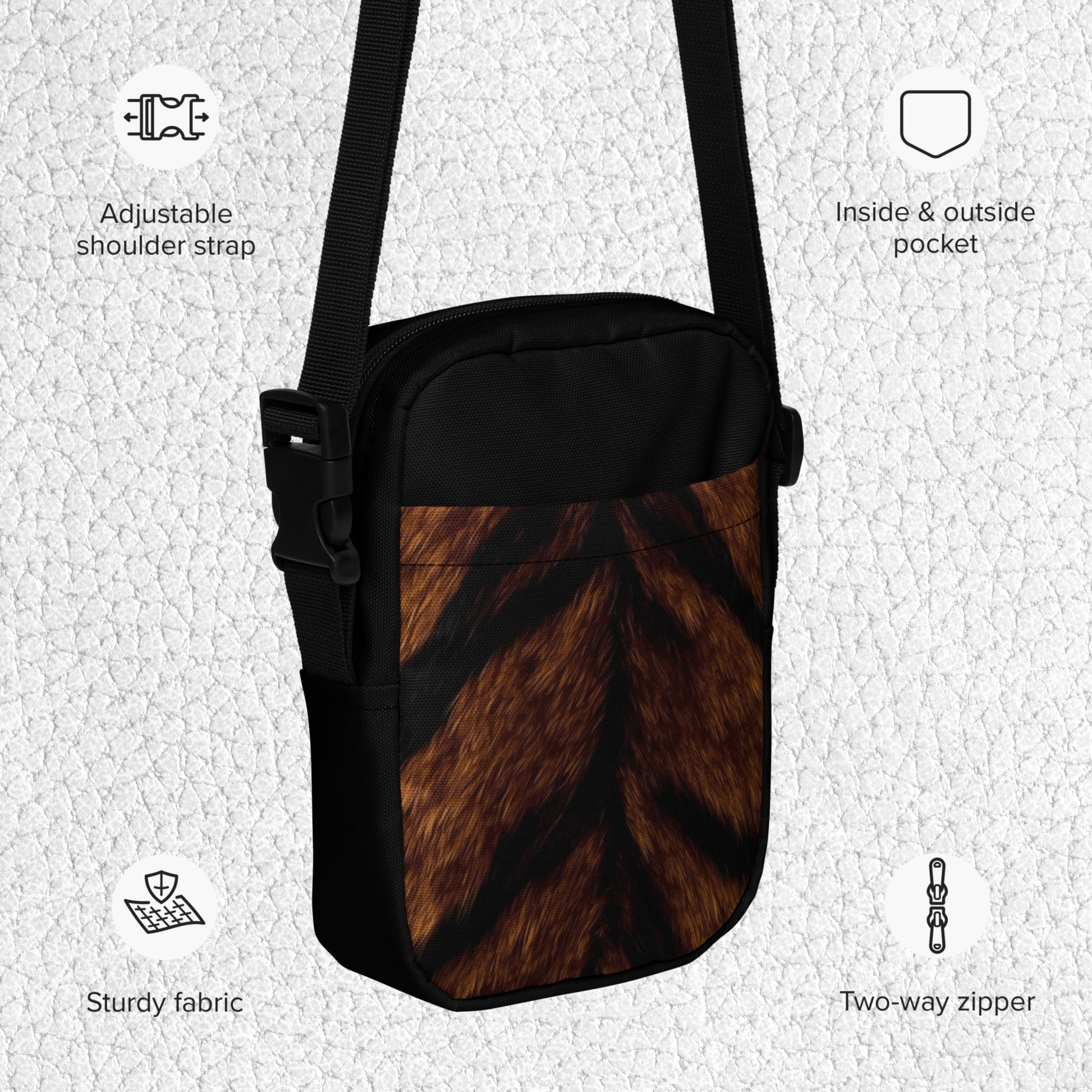 Produktdetails der Tigerfell Crossbody Bag in englischer Sprache mit funktionalen Fächern und verstellbarem Schultergurt