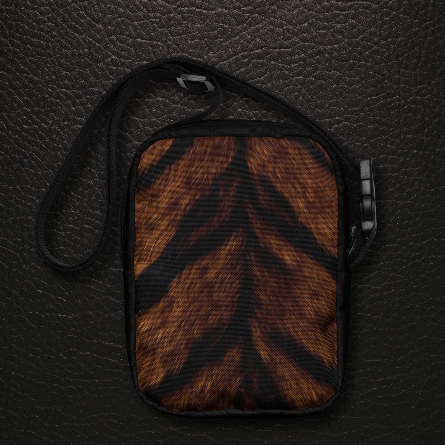 Tigerfell Crossbody Bag Rückseite mit Allover Tiger Print und dunklem Tragesystem 