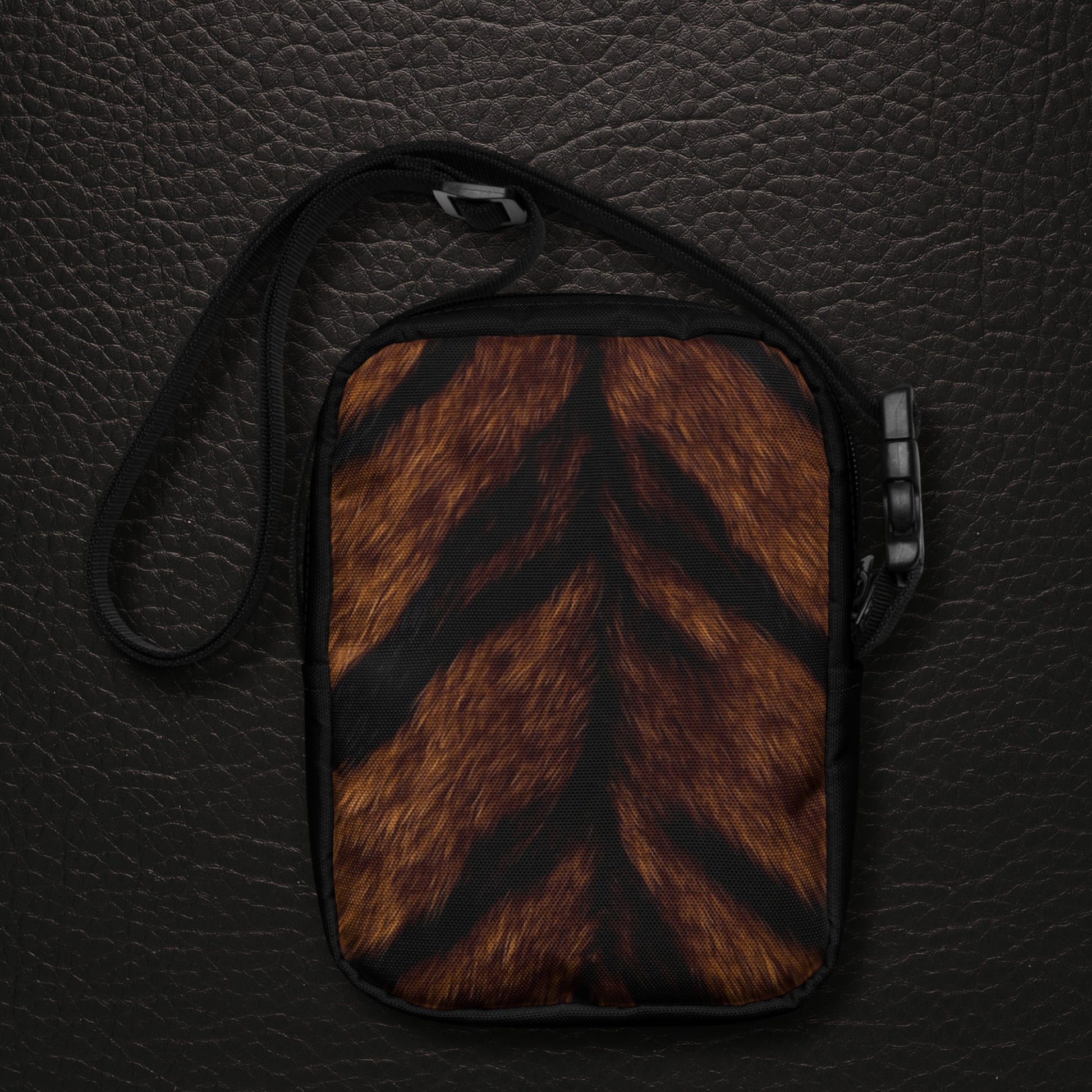 Tigerfell Crossbody Bag Rückseite mit Allover Tiger Print und dunklem Tragesystem 