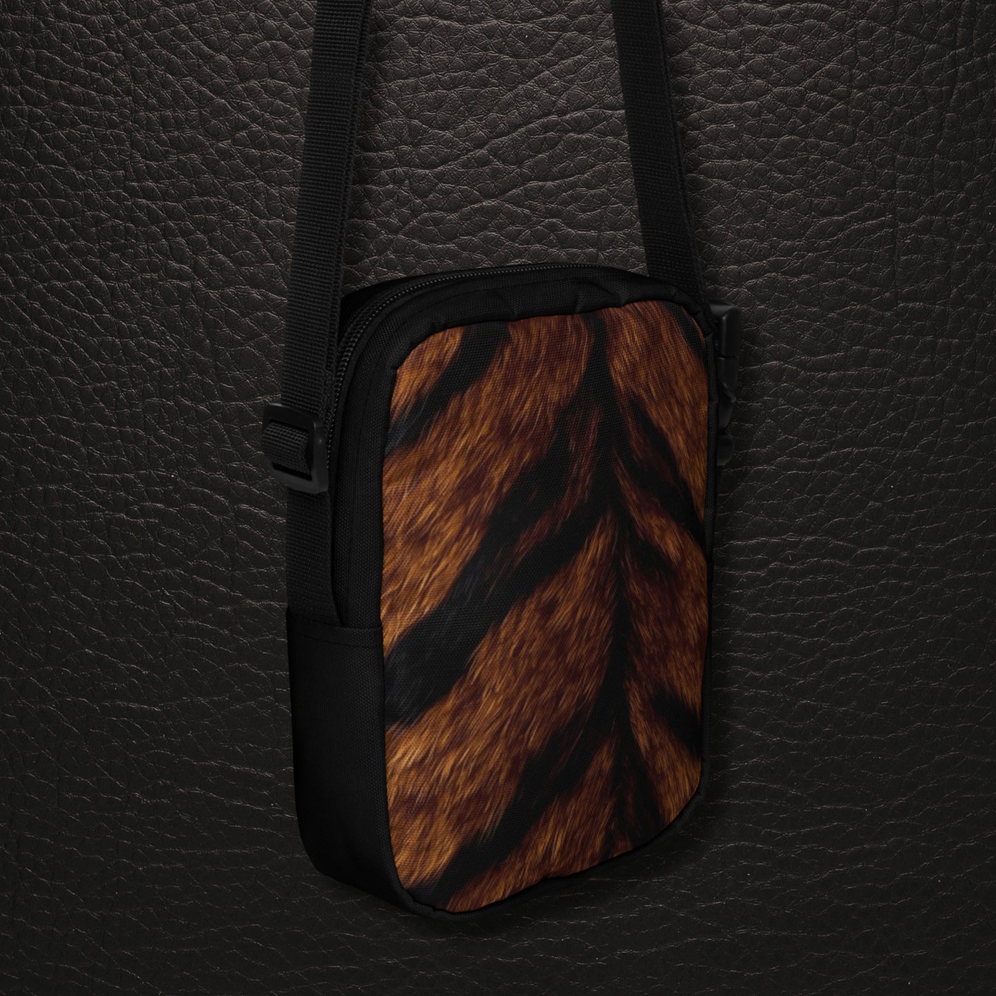 Tigerfell Crossbody Bag in schräger Perspektive der Rückseite mit All-Over-Tiger-Print und moderner Strukturwirkung
