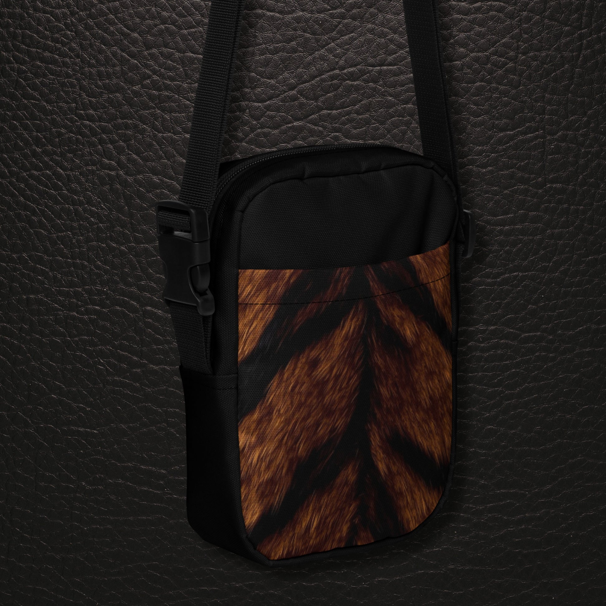 Tigerfell Crossbody Bag in schräger Perspektive und Sicht auf die bedruckte Aussentasche mit warmer Fellzeichnung und moderner Strukturwirkung