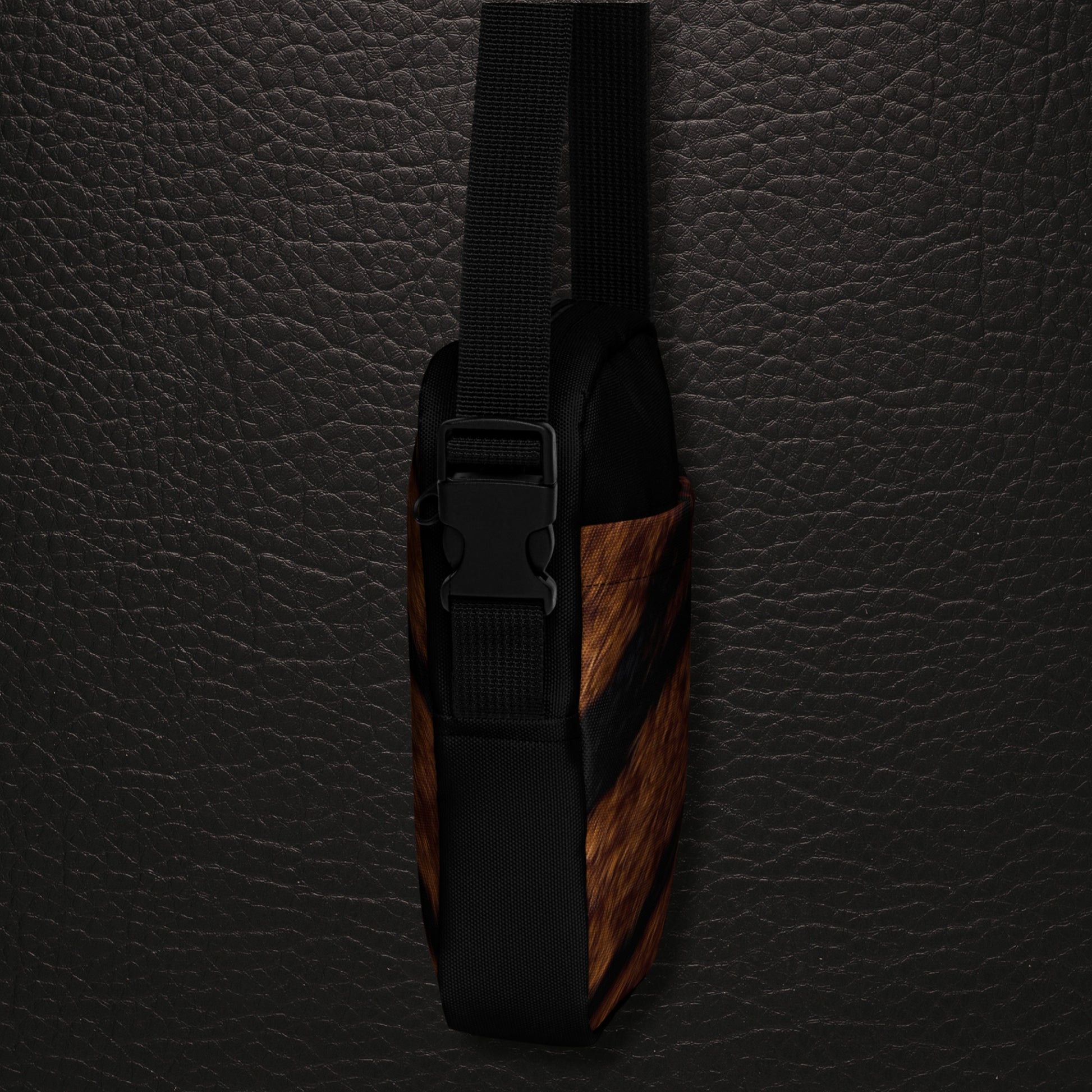 Seitenansicht der Tigerfell Crossbody Bag mit kompakter Silhouette, dunklem Schultergurt und Verschluss