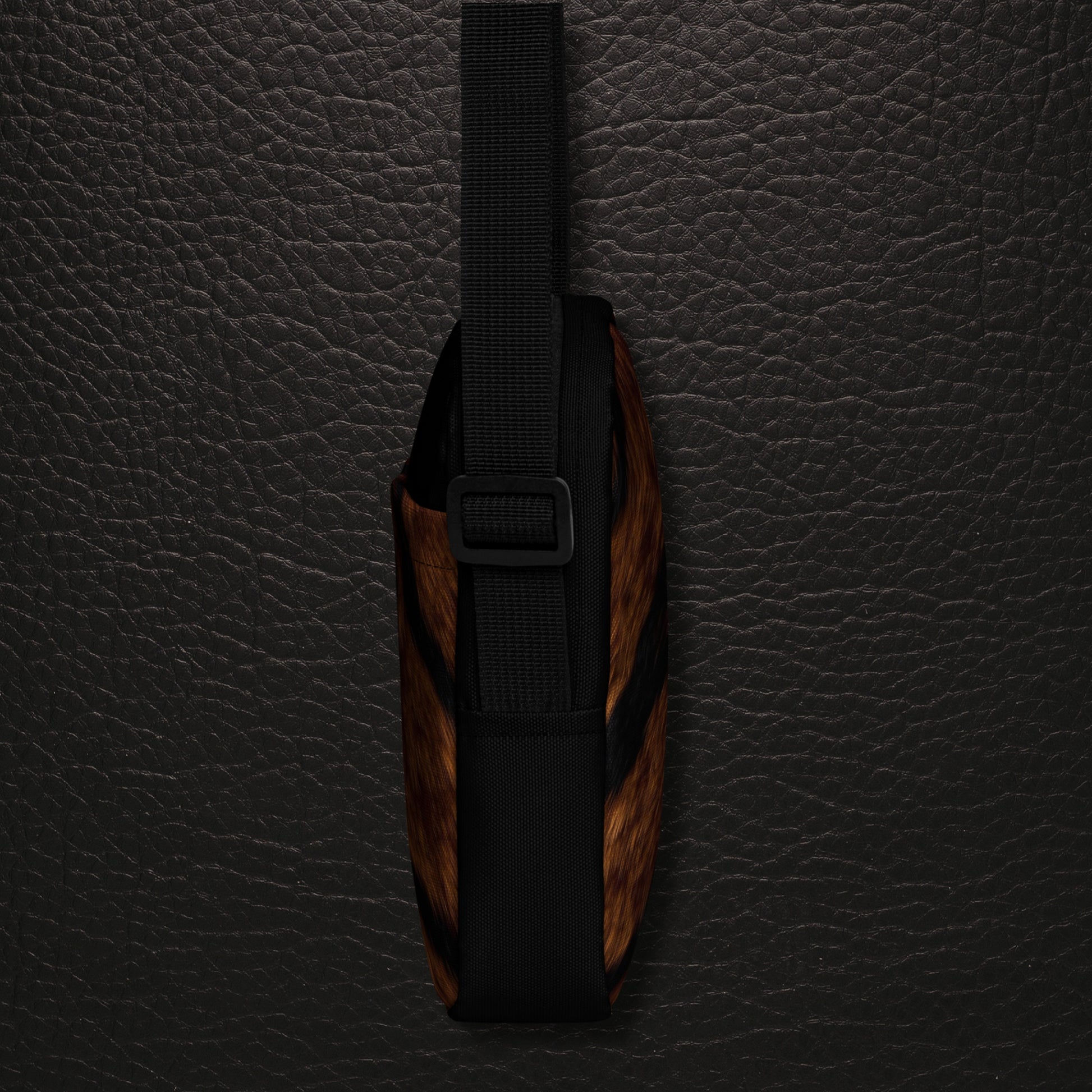 Seitenansicht des verstellbaren dunklen Schultergurts der Tigerfell Crossbody Bag mit kompakter Silhouette 