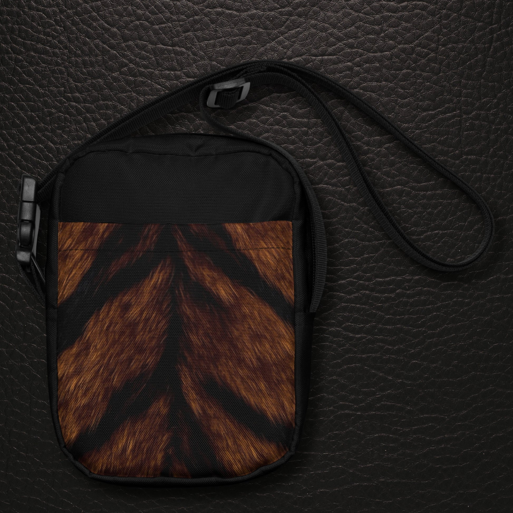 Tigerfell Crossbody Bag Vorderseite mit kompakter Form, dunklem Tragesystem, bedruckter Aussentasche und kontrastreichem Tigerfellmuster