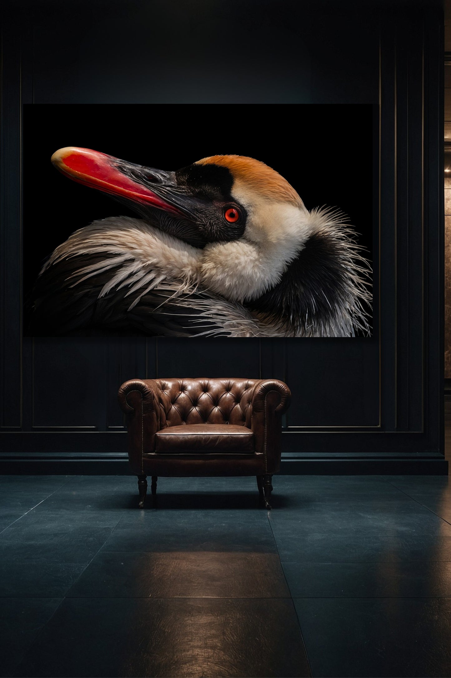 Vogelporträt als Leinwand im Querformat 40x60 Zoll in einer minimalistischen Galerie mit einzelnem Sessel und gezielter Beleuchtung, ruhige und elegante Präsentation mit starkem Fokus auf das Motiv.