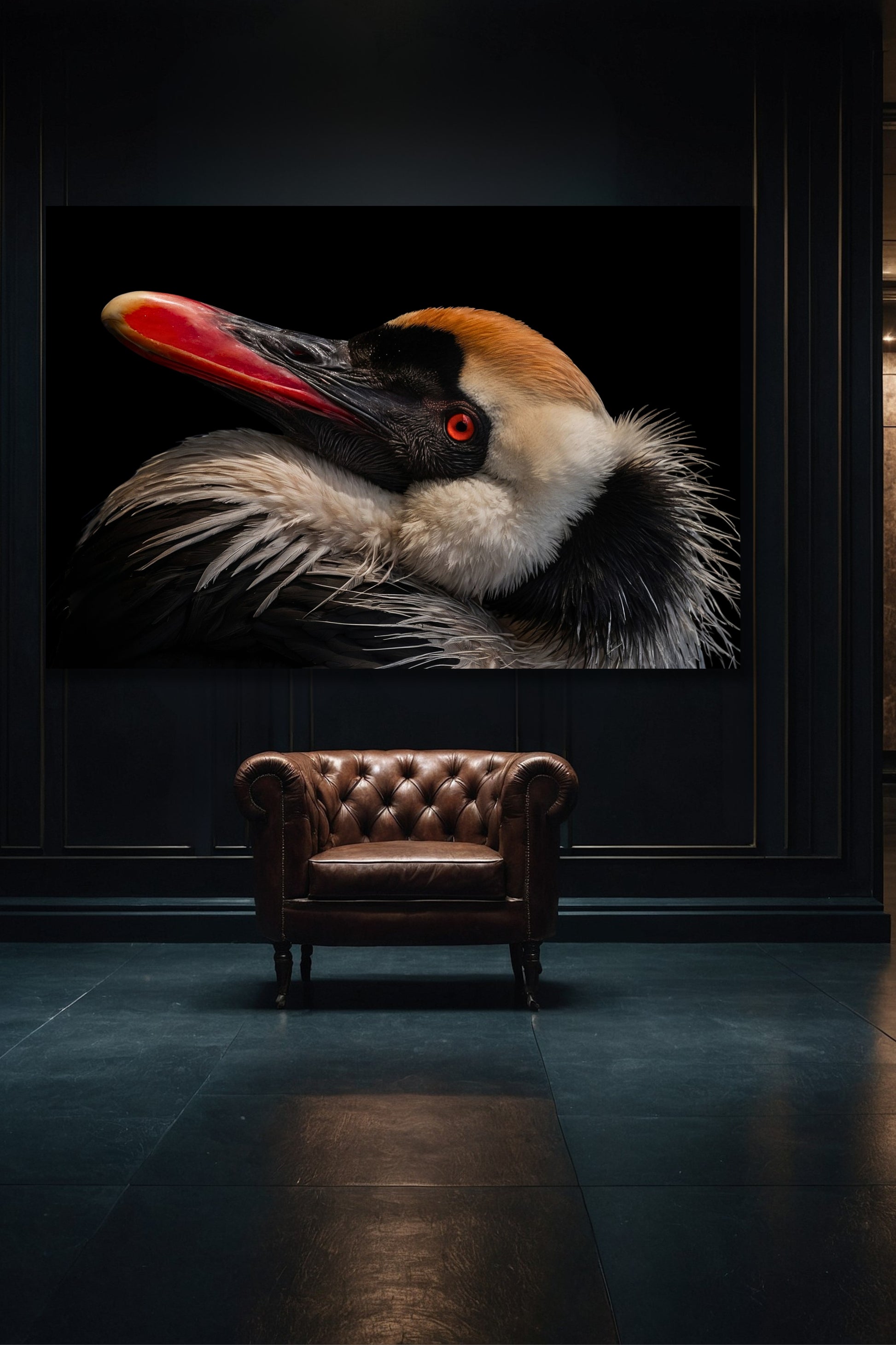 Vogelporträt als Leinwand im Querformat 40x60 Zoll in einer minimalistischen Galerie mit einzelnem Sessel und gezielter Beleuchtung, ruhige und elegante Präsentation mit starkem Fokus auf das Motiv.