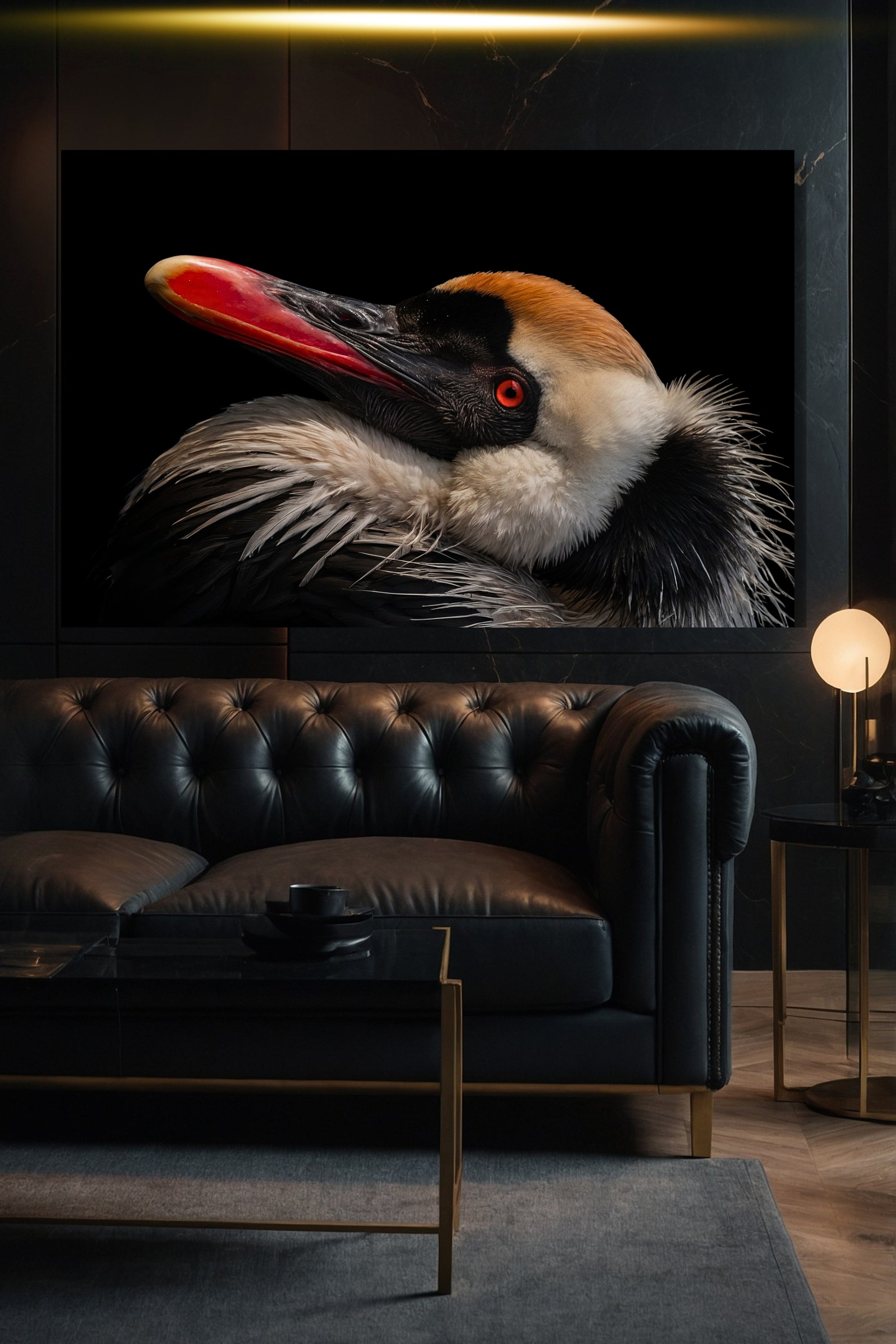 Vogel Wandkunst als Leinwand im Querformat 40x60 über einem Sofa im stilvollen Wohnzimmer mit dunklem Ledersofa.