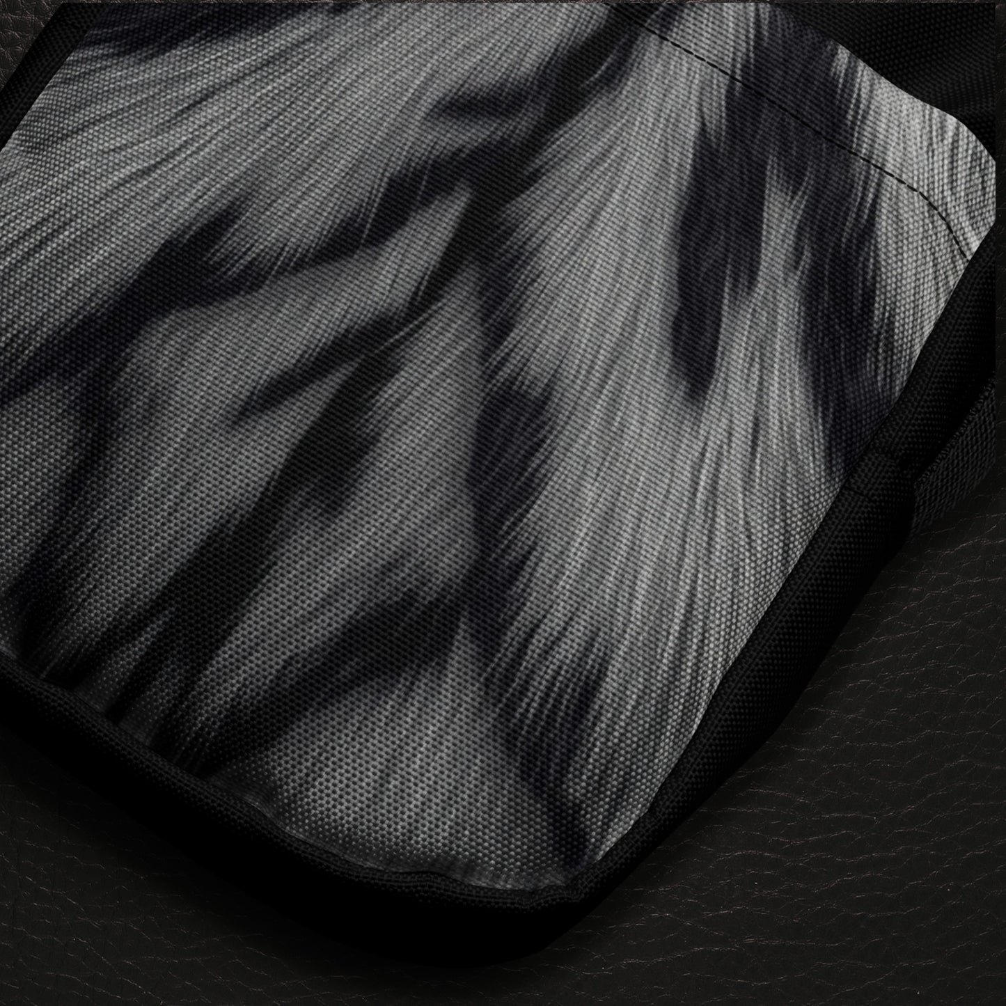 Detailaufnahme der kontrastreichen weißen Tigerfellstruktur auf der Crossbody Bag