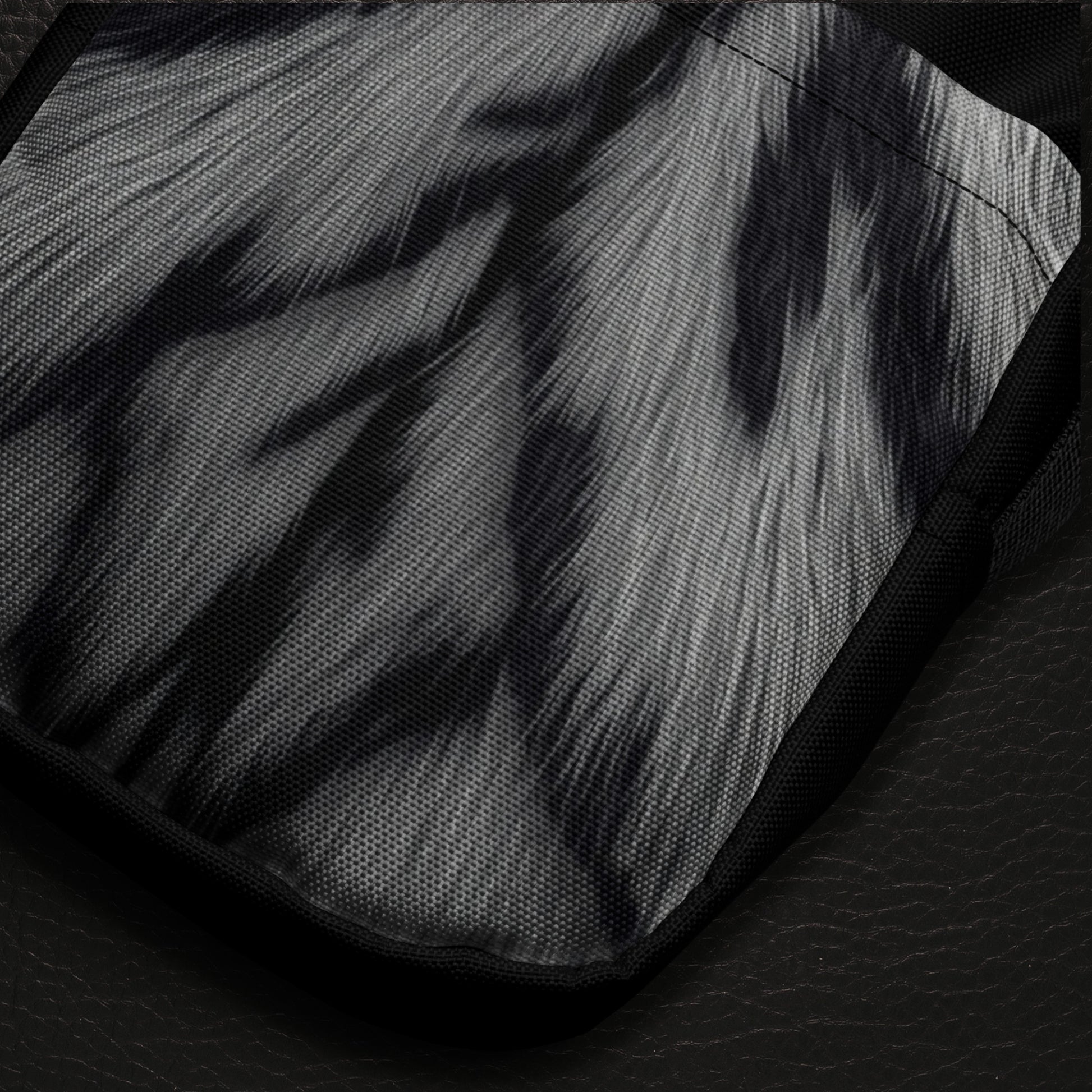 Detailaufnahme der kontrastreichen weißen Tigerfellstruktur auf der Crossbody Bag