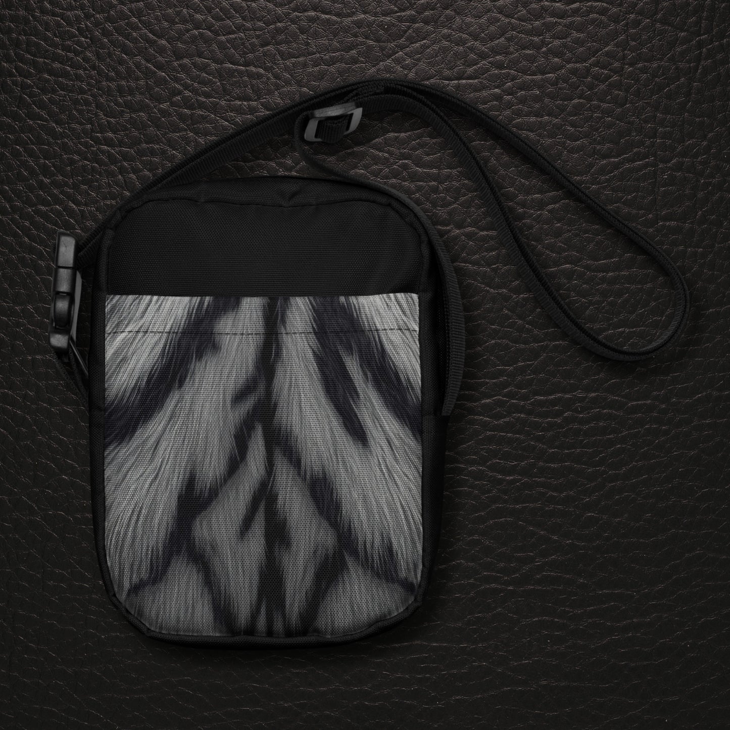 Frontansicht der weißen Tigerfell Crossbody Bag mit monochromem Fellmuster