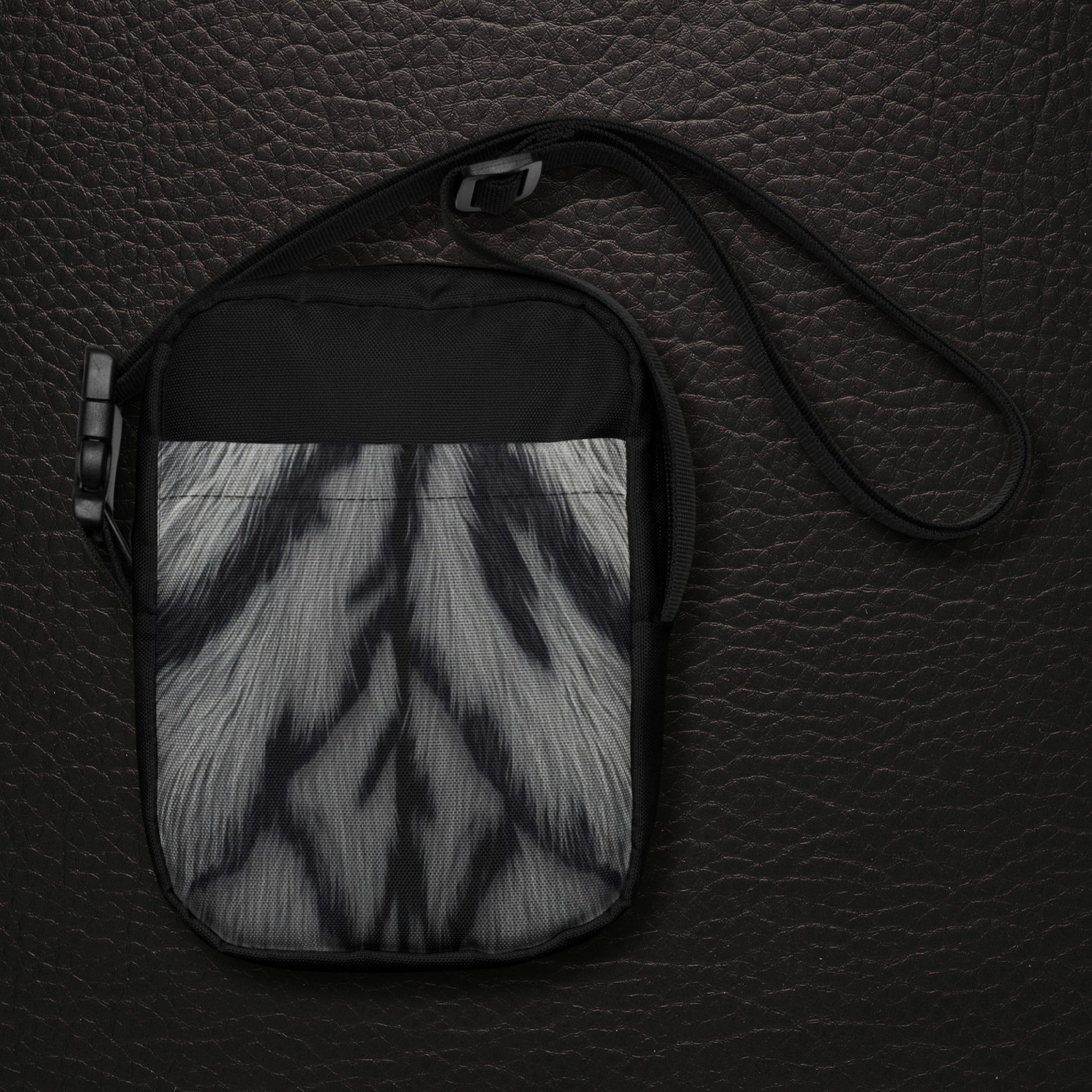 Frontansicht der weißen Tigerfell Crossbody Bag mit monochromem Fellmuster