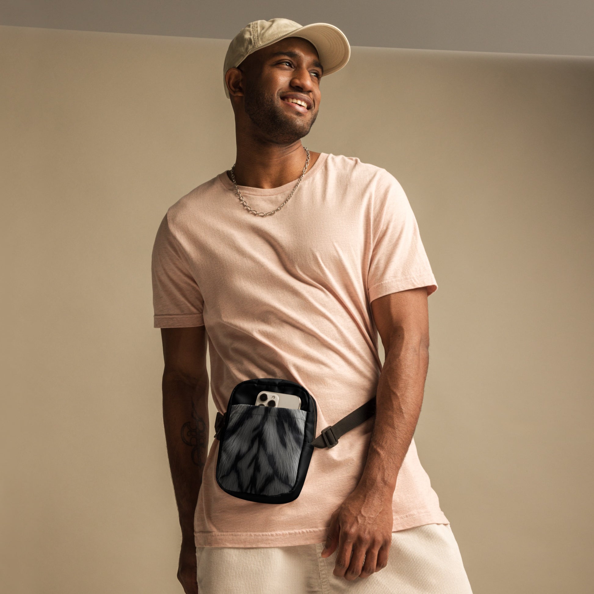 Vorderansicht weiße Tigerfell Crossbody Bag von Herren um den Bauch getragen zu hellem Outfit als modernes Fashion Accessoire