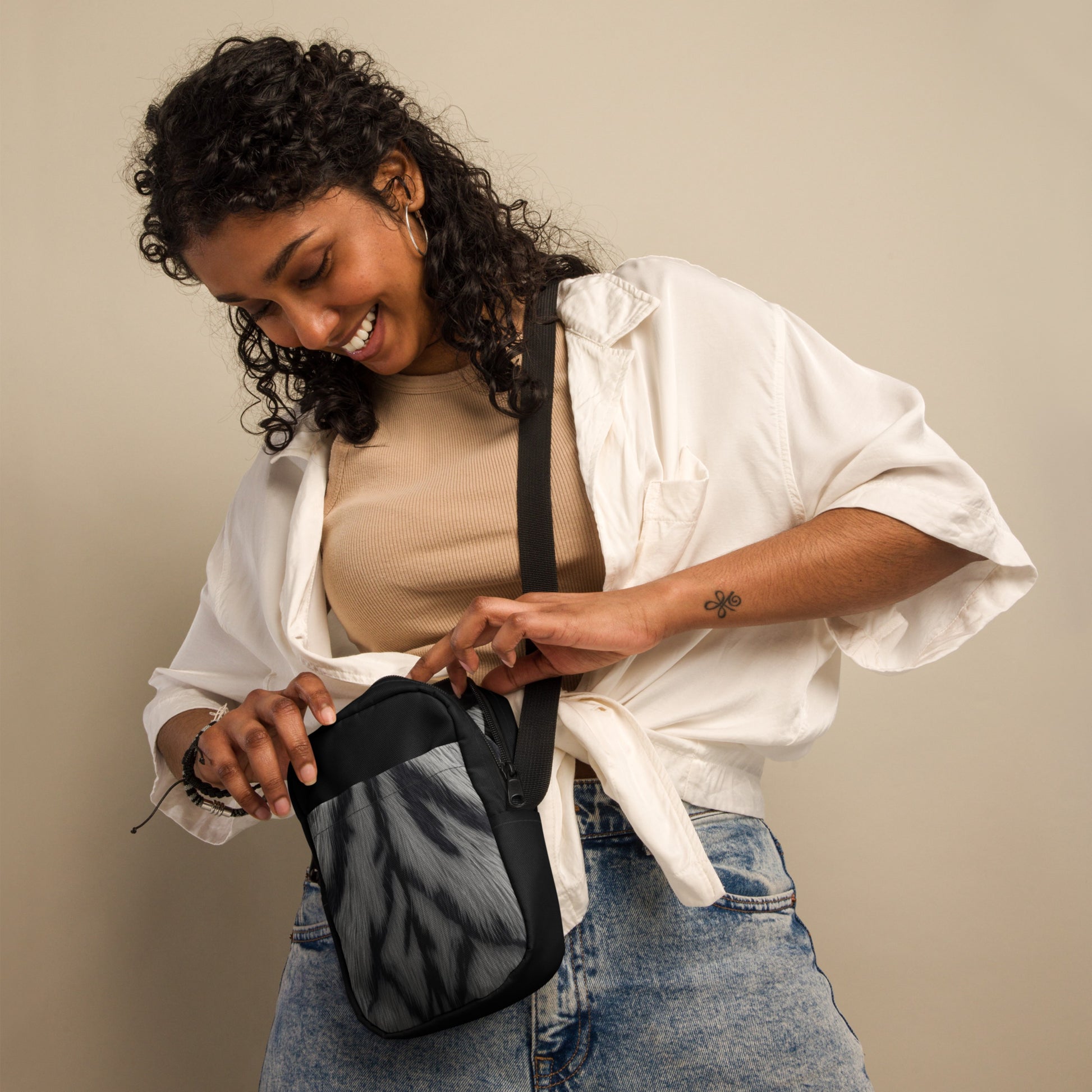 Weiße Tigerfell Crossbody Bag getragen zu modernem Damen Outfit als modernes Fashion Accessoire