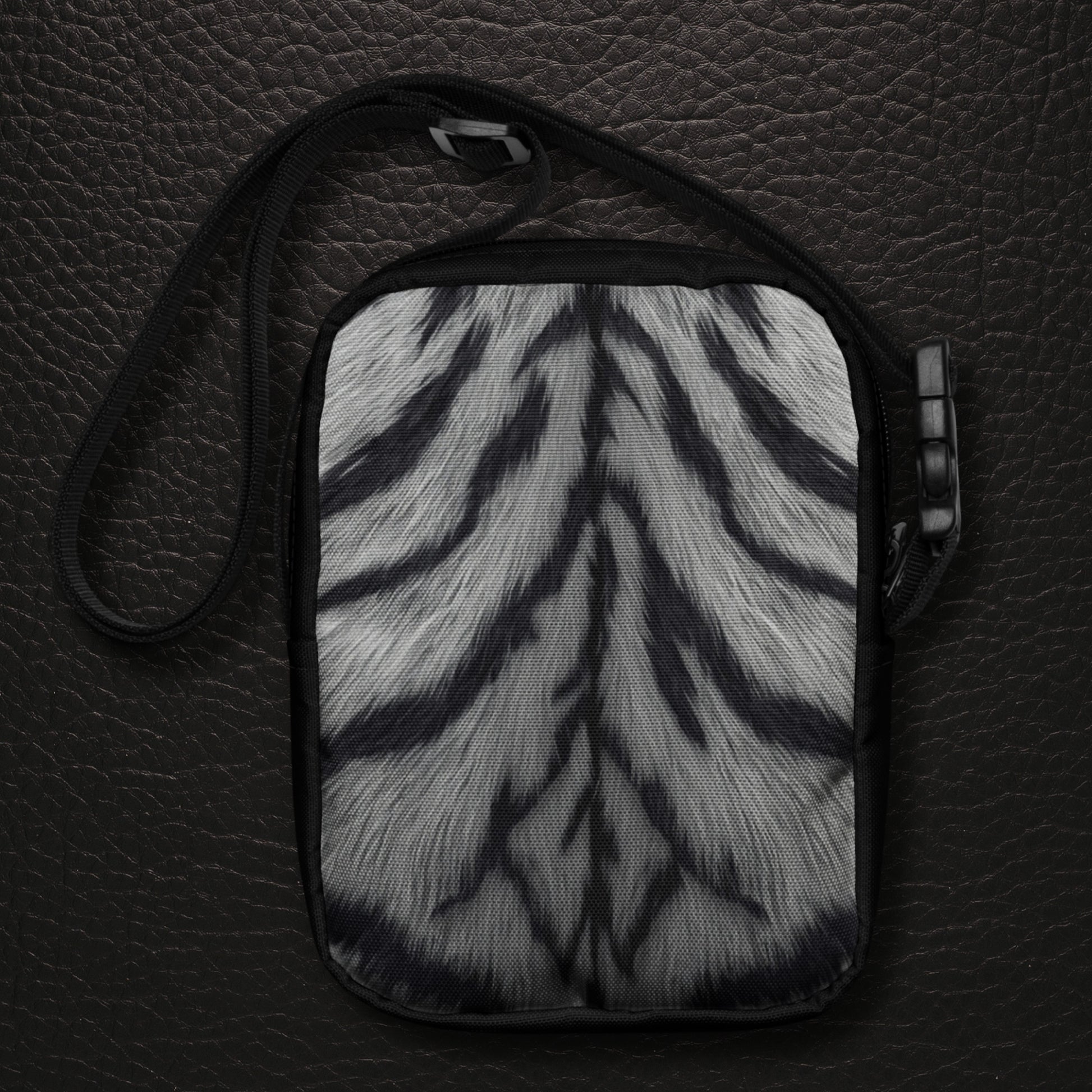 Rückseite der Crossbody Bag mit vollflächigem weißem Tigerfell Allover Print