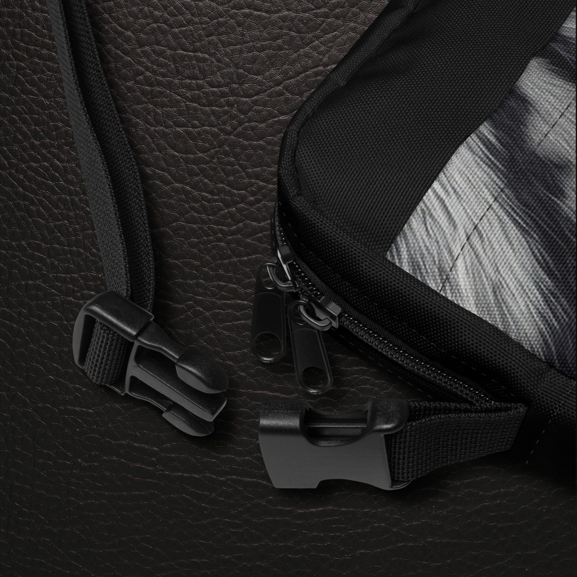 Detailaufnahme des Schulterriemens und der Struktur der weißen Tigerfell Crossbody Bag
