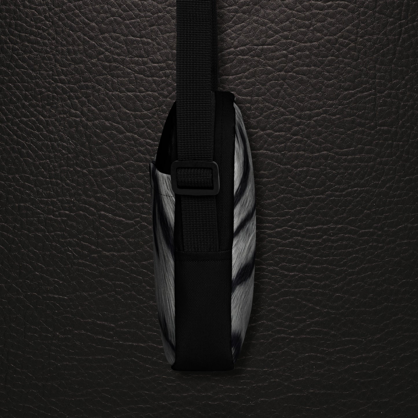 Seitliche Ansicht der weißen Tigerfell Crossbody Bag mit schwarzem Tragesystem