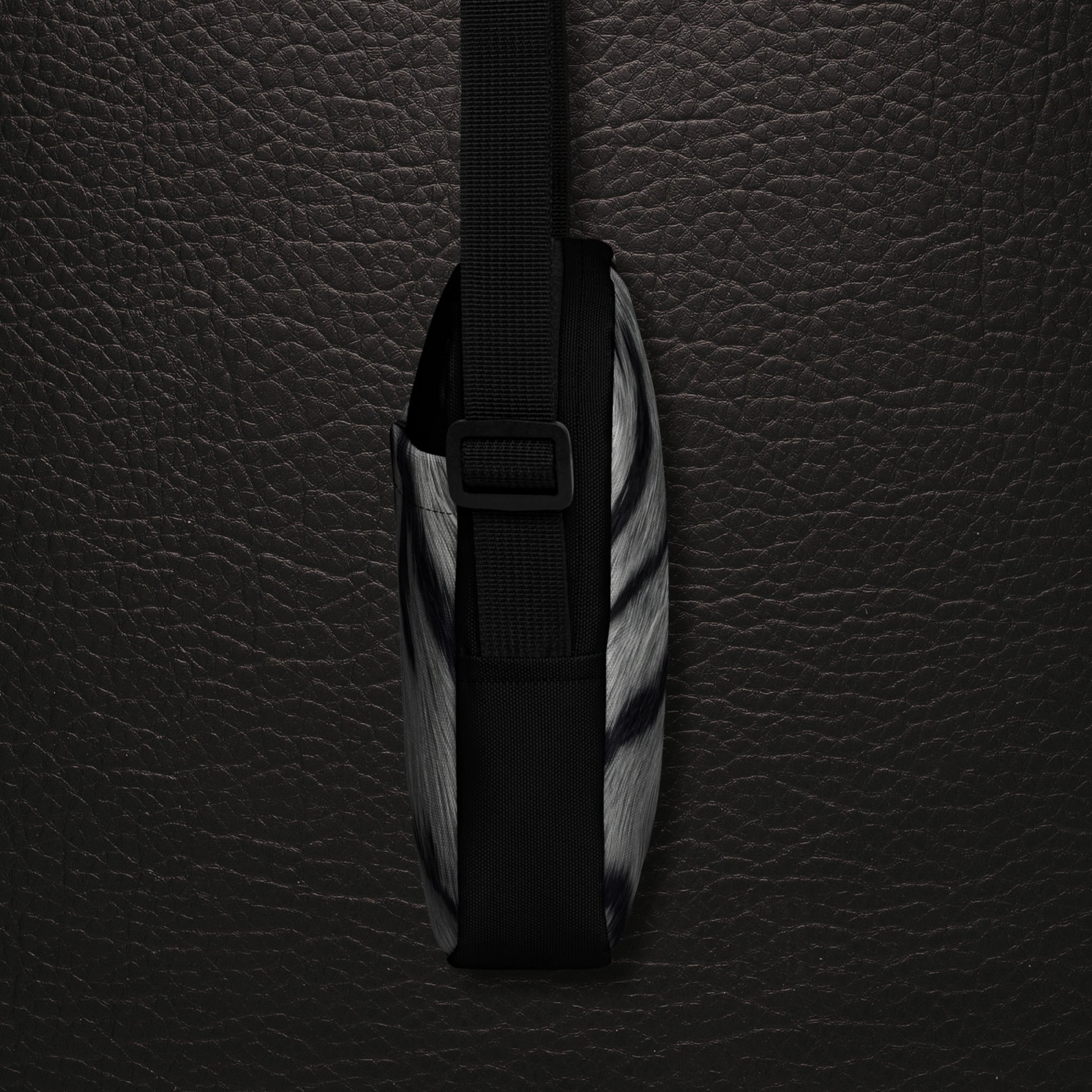 Seitliche Ansicht der weißen Tigerfell Crossbody Bag mit schwarzem Tragesystem