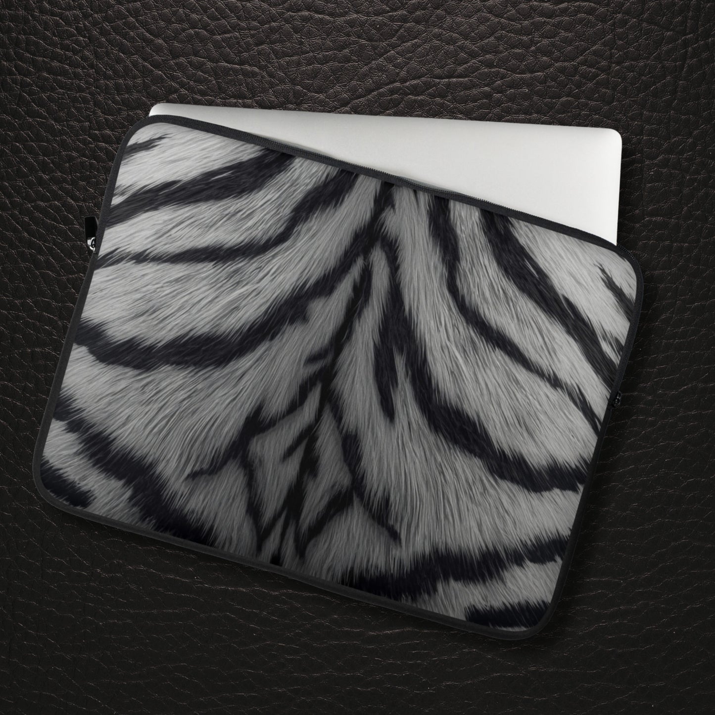Geöffnete Laptop Tasche mit weißem Tigerfellmuster und klarer symmetrischer Bildwirkung