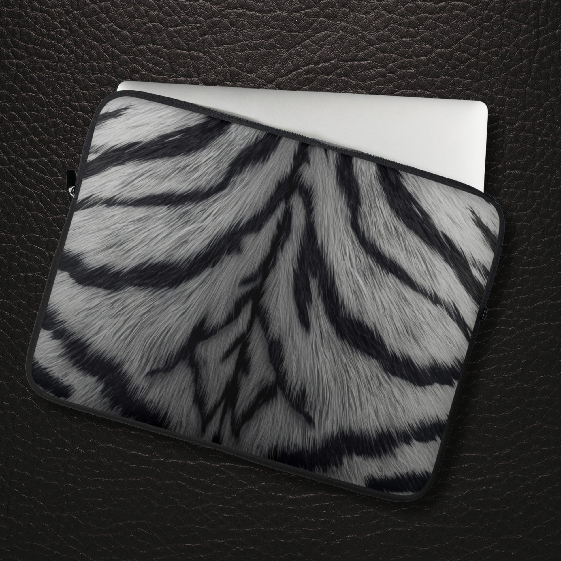 Geöffnete Laptop Tasche mit weißem Tigerfellmuster und klarer symmetrischer Bildwirkung