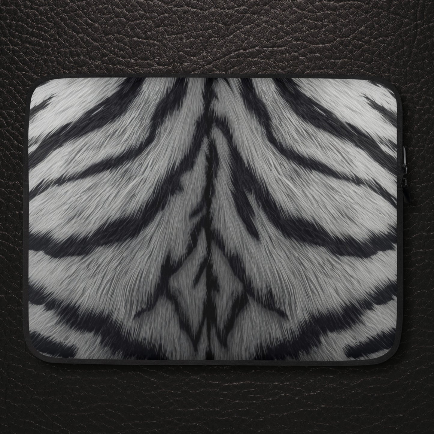 Weiße Tigerfell Laptop Tasche mit symmetrischer Fellstruktur und monochromen Kontrasten auf dunklem Untergrund