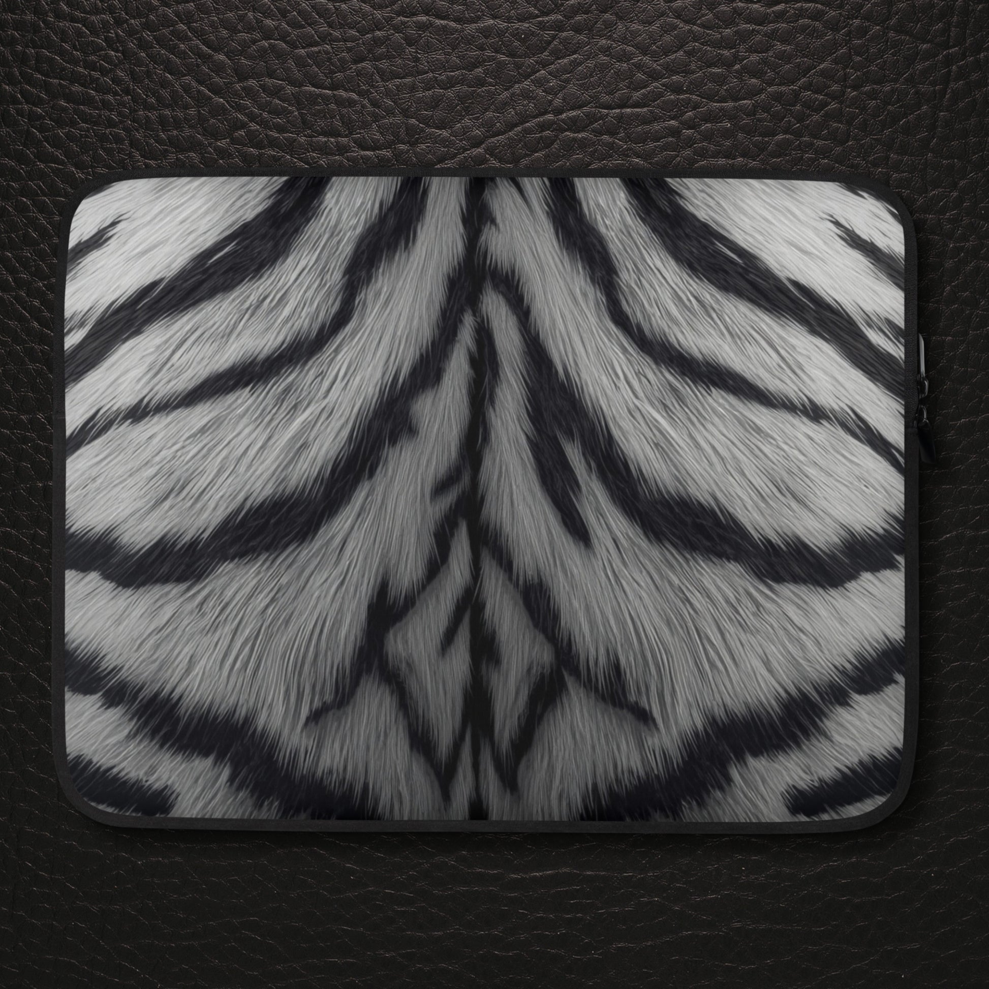 Weiße Tigerfell Laptop Tasche mit symmetrischer Fellstruktur und monochromen Kontrasten auf dunklem Untergrund
